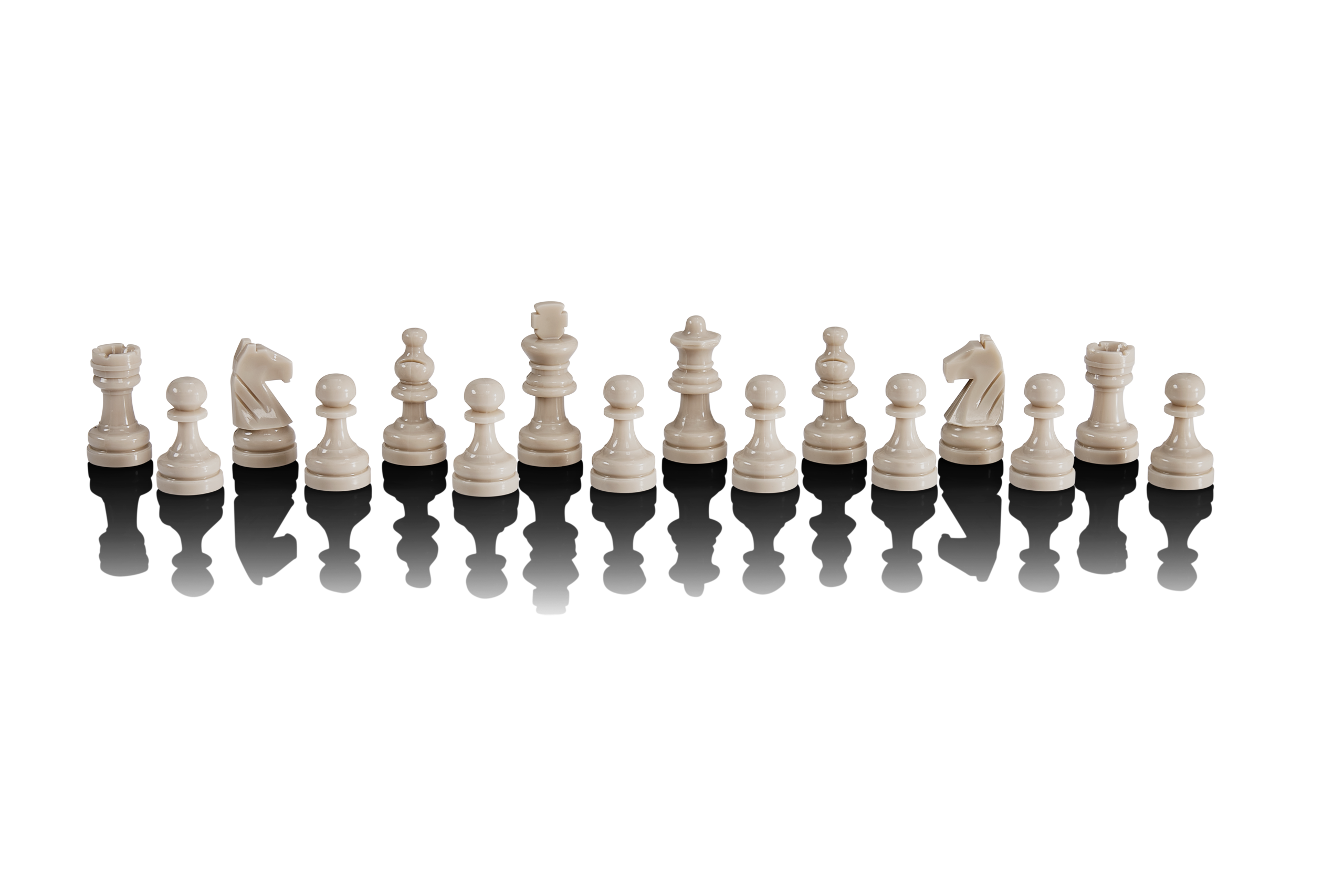 Schachfiguren auf schwarzer Oberfläche angeordnet. Weiße Figuren sind in Ausgangspositionen, spiegeln sich.
