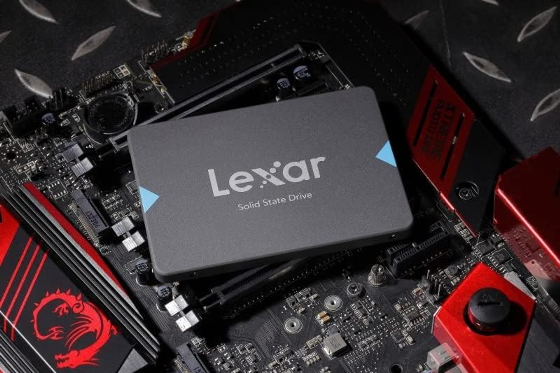 Lexar SSD auf einem Motherboard, rot-schwarzes Farbschema.