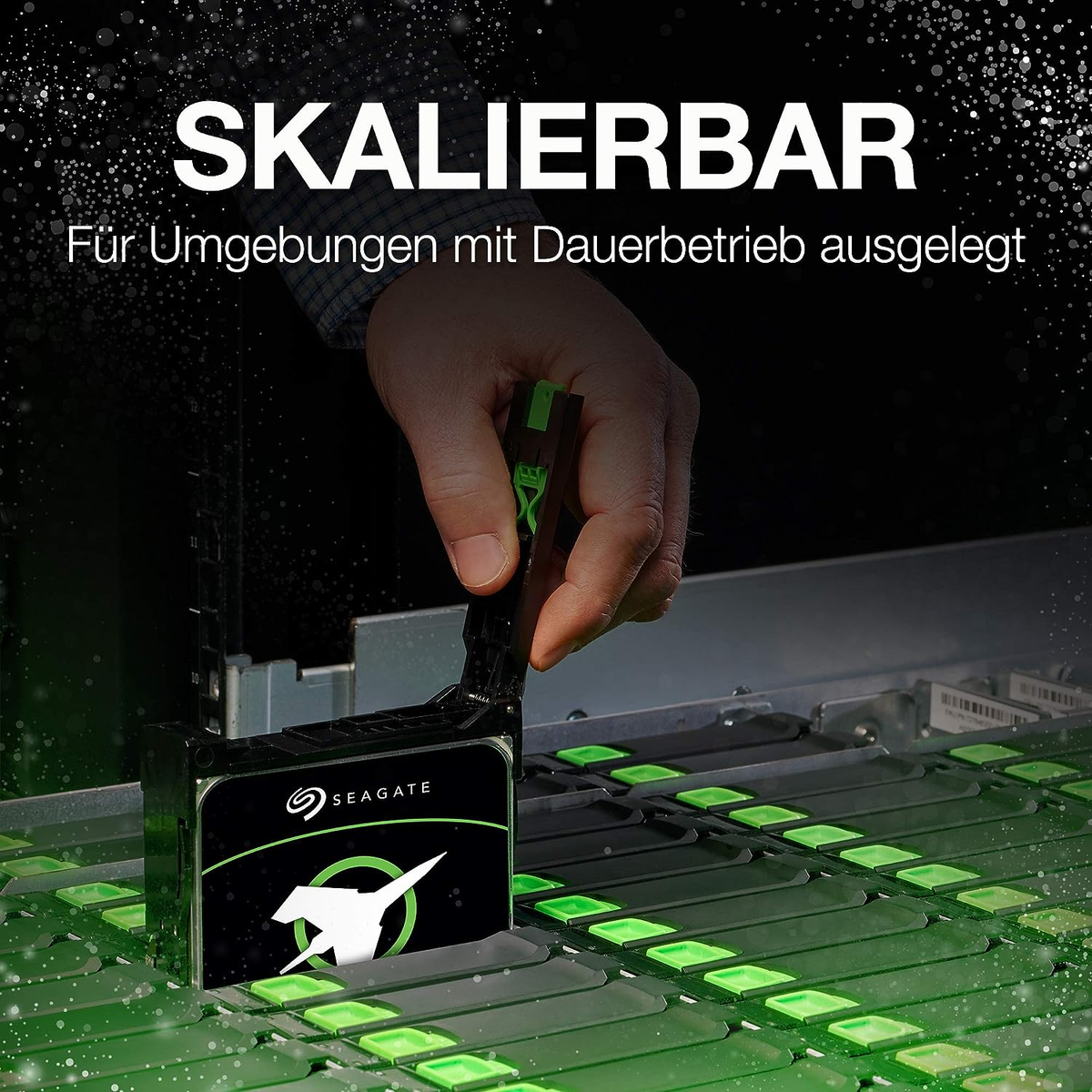 Person, die eine Festplatte in einen Server einsetzt, mit Text 'SKALIERBAR' und Seagate-Logo.