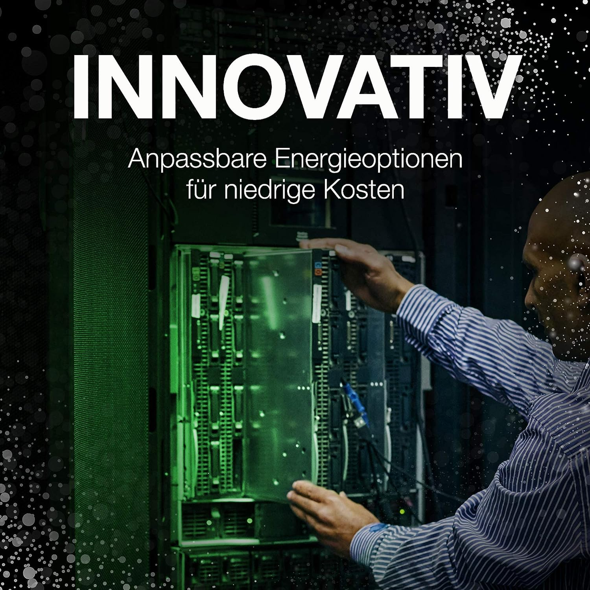 Mężczyzna w serwerowni wskazuje na szafę serwerową. Tekst mówi: 'INNOWACYJNY' i 'Elastyczna energia'.
