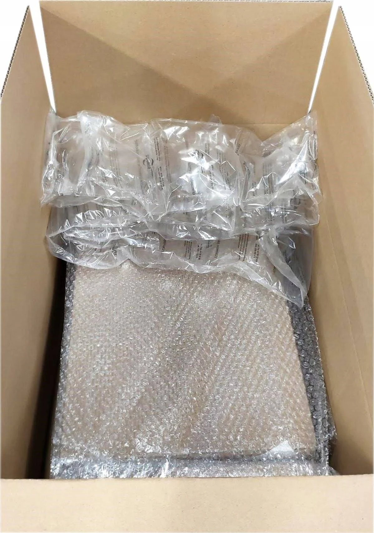 Karton mit Luftpolsterfolie und Kunststoffverpackung, versandfertig.
