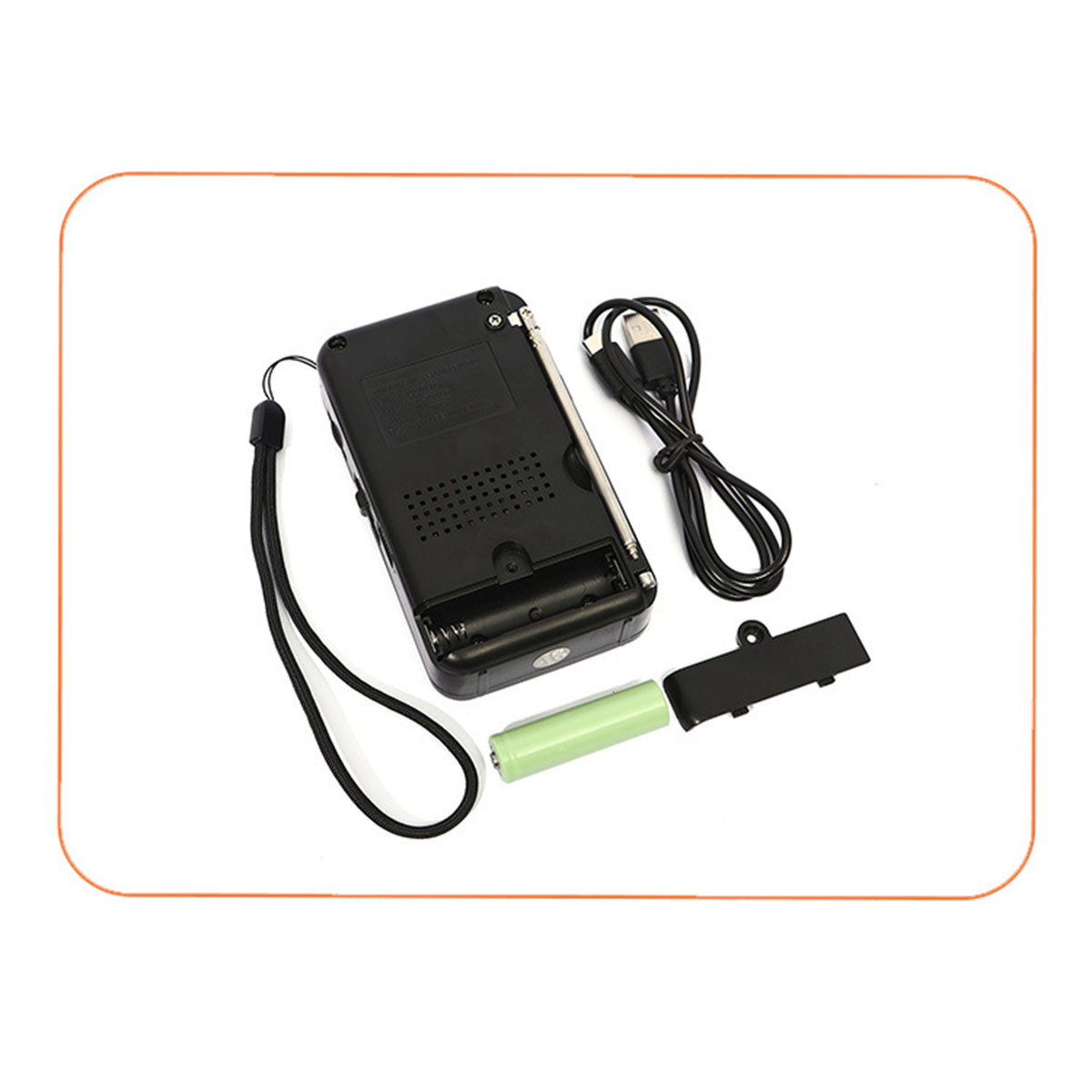 Ein schwarzes tragbares Radio mit Batterie und USB-Kabel auf weißem Untergrund.