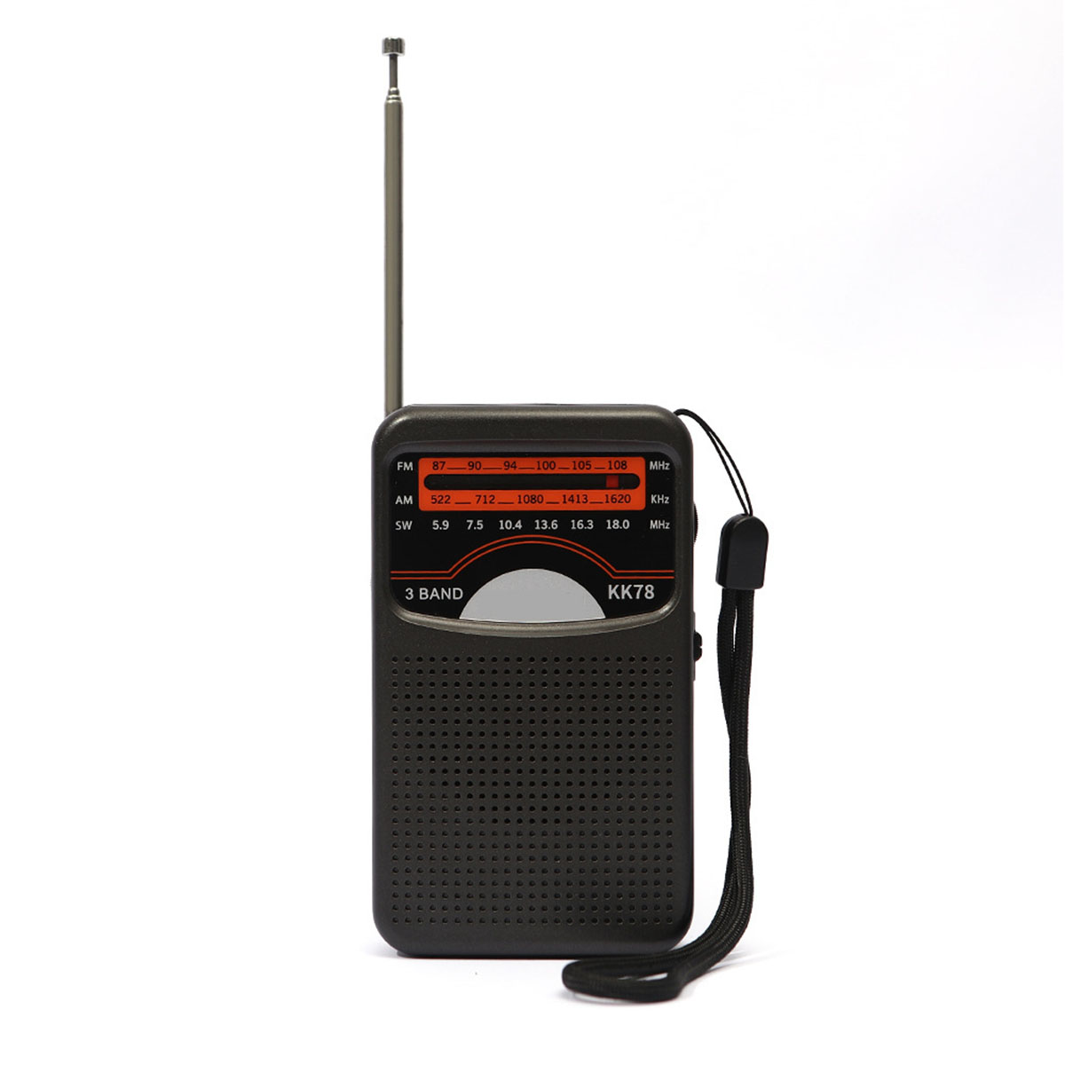 Schwarzes tragbares Radio mit ausgefahrener Antenne. Zeigt Frequenzbänder und einen Abstimmknopf. Schwarzer Riemen.