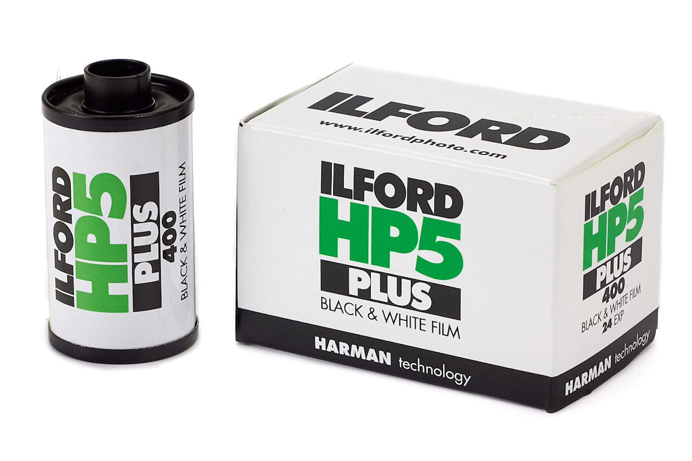 Dwie rolki filmu Ilford HP5 Plus 400 czarno-białego i pudełko po filmie. Pudełko ma logo Ilford.