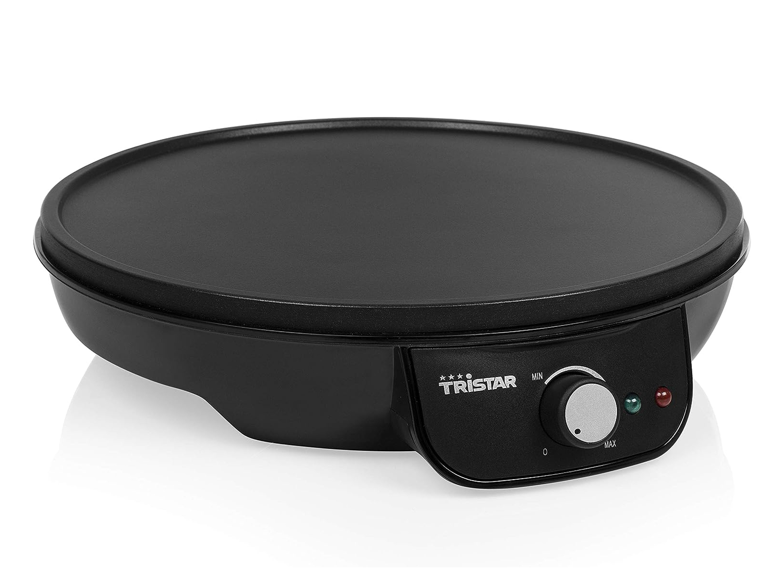 Czarna patelnia do naleśników z okrągłą powierzchnią i pokrętłem. Marka to Tristar.