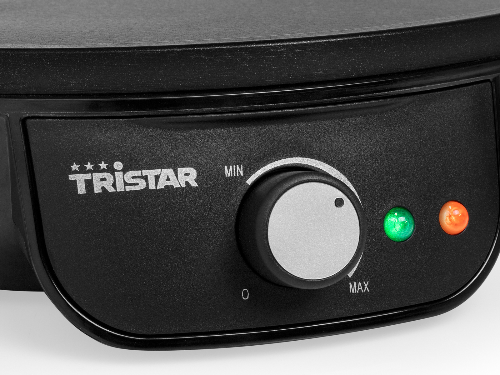 Zbliżenie czarnej patelni do naleśników Tristar z pokrętłem i kontrolkami.