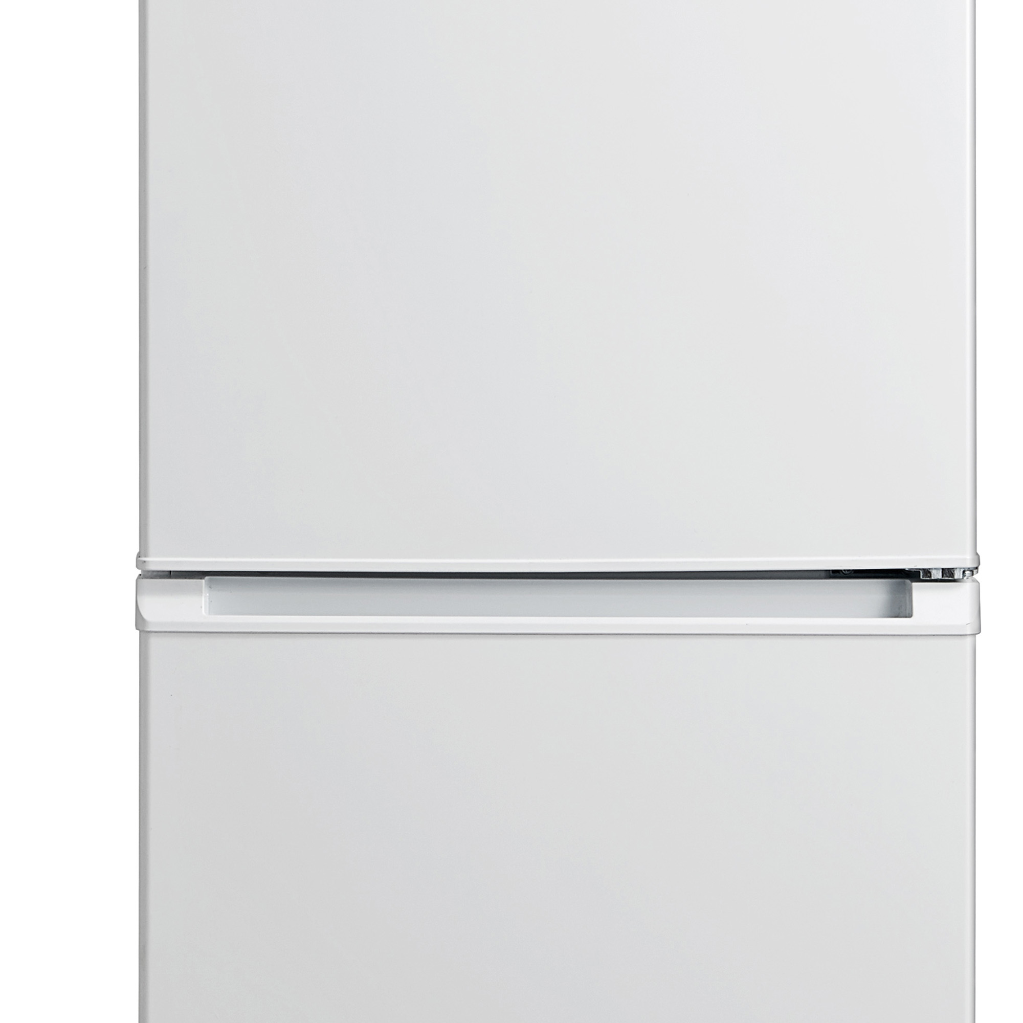 Primer plano de un refrigerador blanco, que muestra tanto el compartimento superior como el inferior.