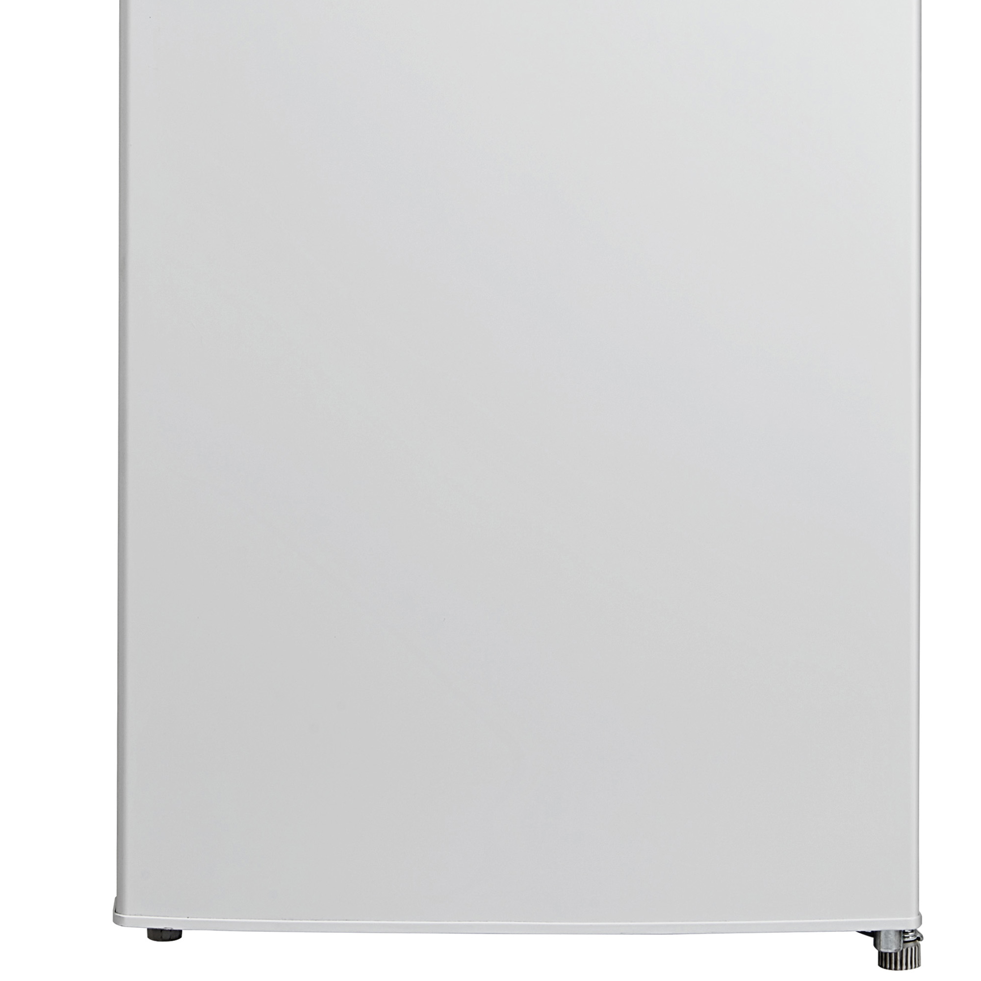 Un refrigerador blanco aislado sobre un fondo blanco. La puerta está cerrada.