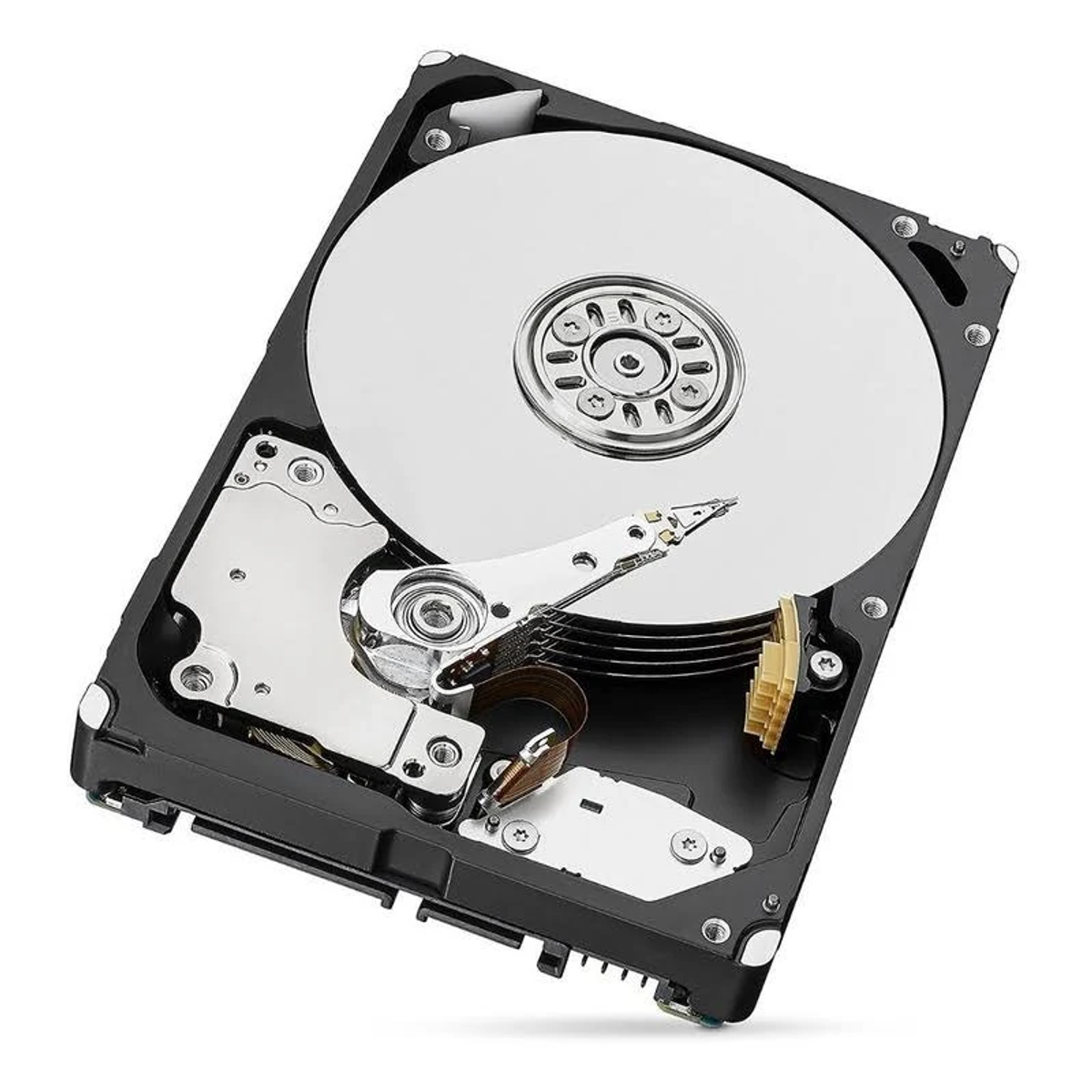 Otwarty dysk twardy z metalowymi elementami. Dysk jest na białym tle.