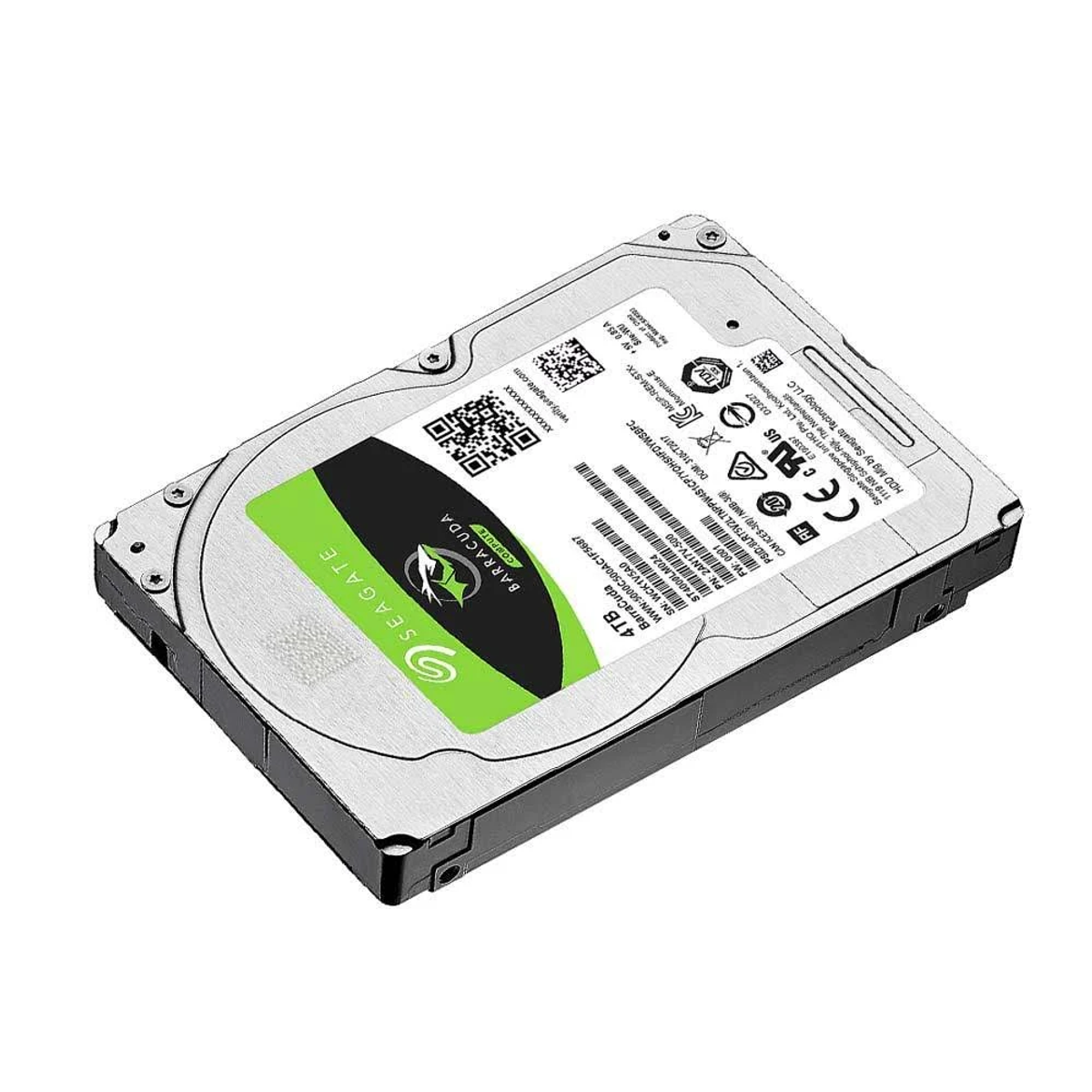 Dysk twardy z zielono-białą naklejką na górze. Czarne krawędzie. Białe tło.