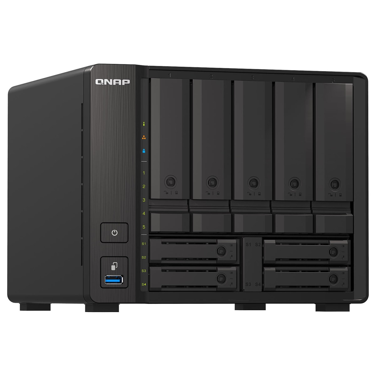 Dispositivo NAS QNAP negro con múltiples bahías y un puerto USB en el panel frontal.
