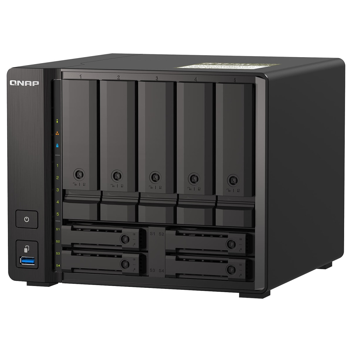 Dispositivo NAS QNAP negro con múltiples bahías de disco y detalles del panel frontal.