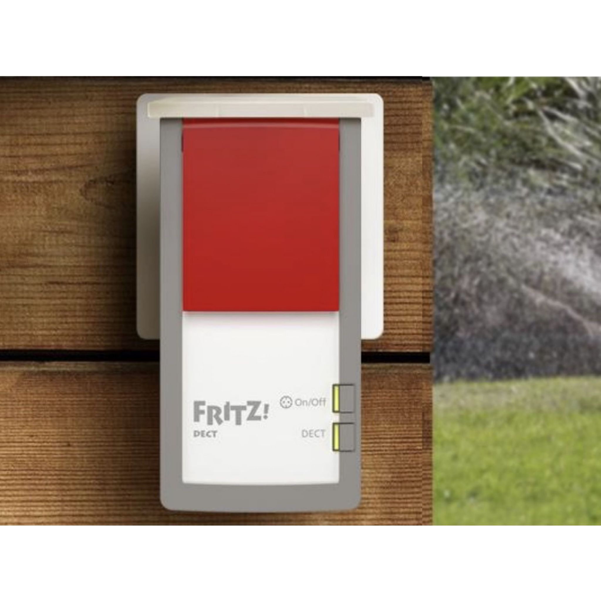 Un dispositivo blanco y rojo sujeto a una pared de madera. Tiene la palabra Fritz! y un botón de encendido/apagado.