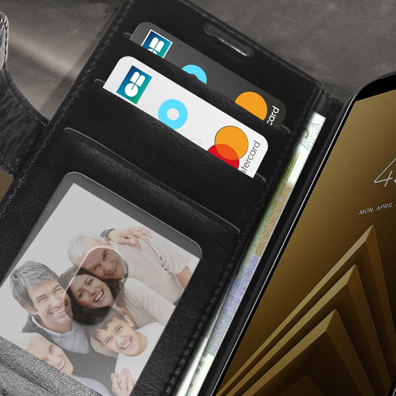 Portafoglio in pelle nero aperto con carte, contanti e una foto di famiglia.