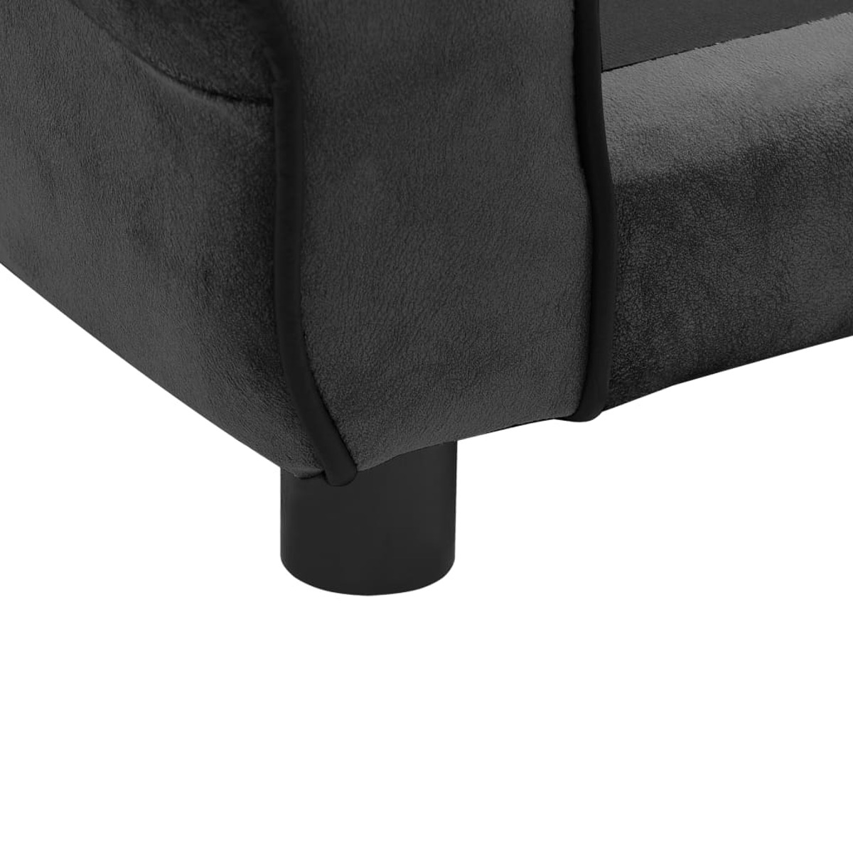 Unterseite eines schwarzen Sofas. Schwarze Beine. Schwarzer Stoff. Heller Hintergrund.