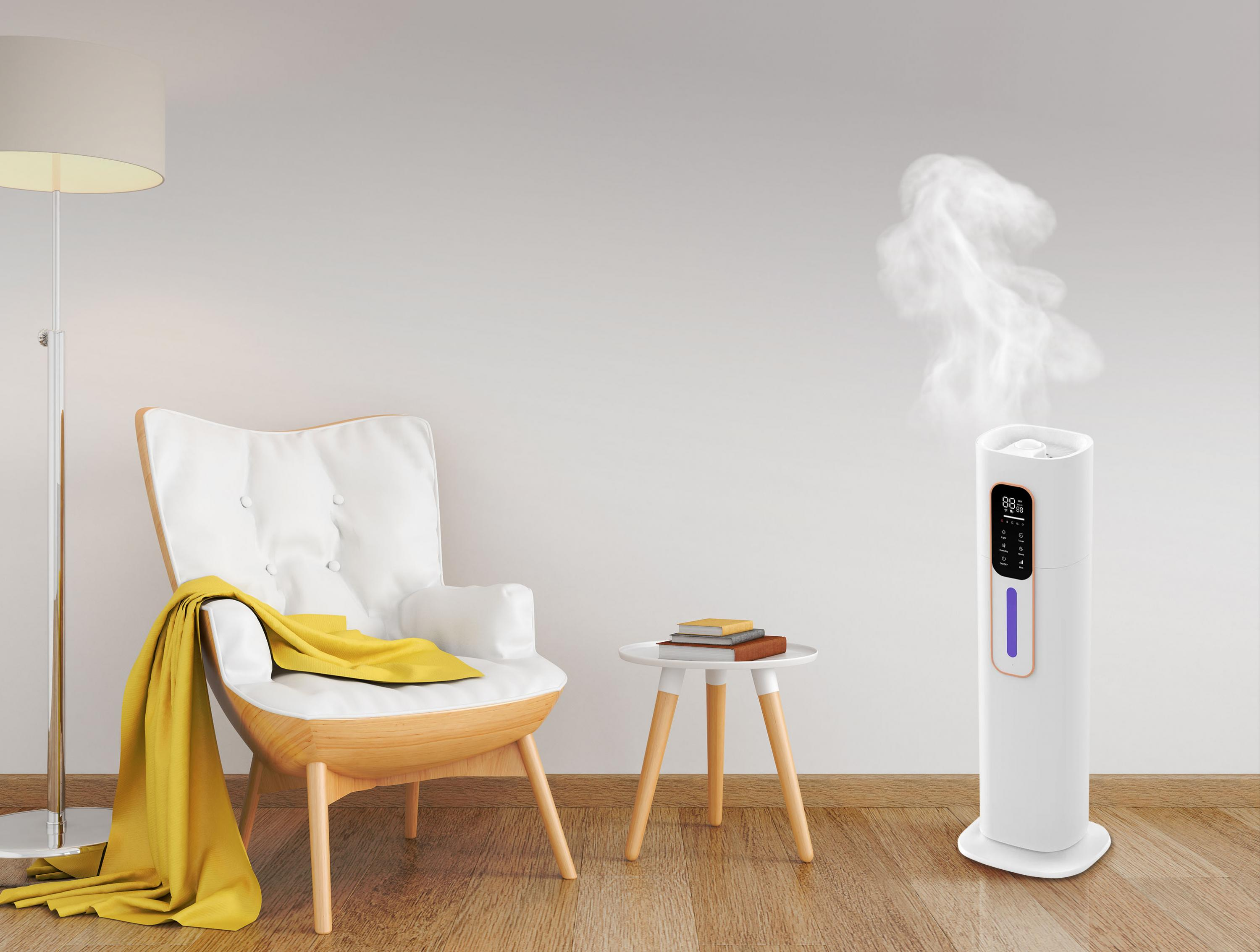 Salón moderno con humidificador, silla, mesita auxiliar y una manta amarilla.