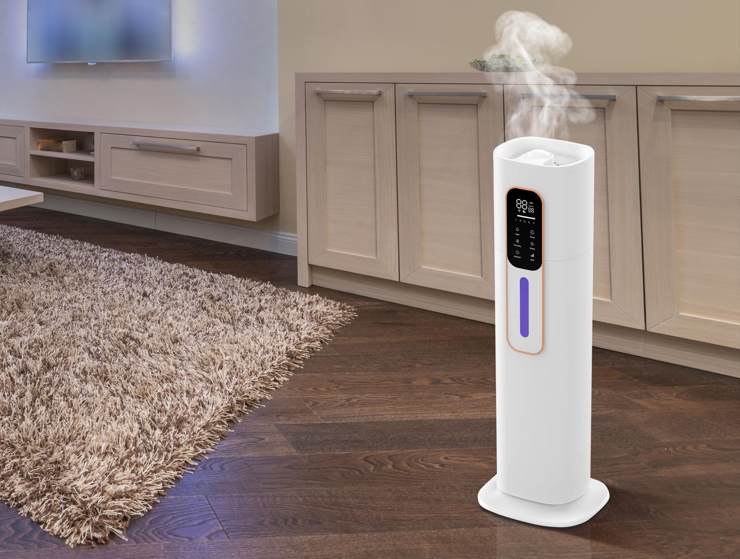 Humidificador blanco. Sale vapor de la parte superior. Está en una habitación con TV y armarios.