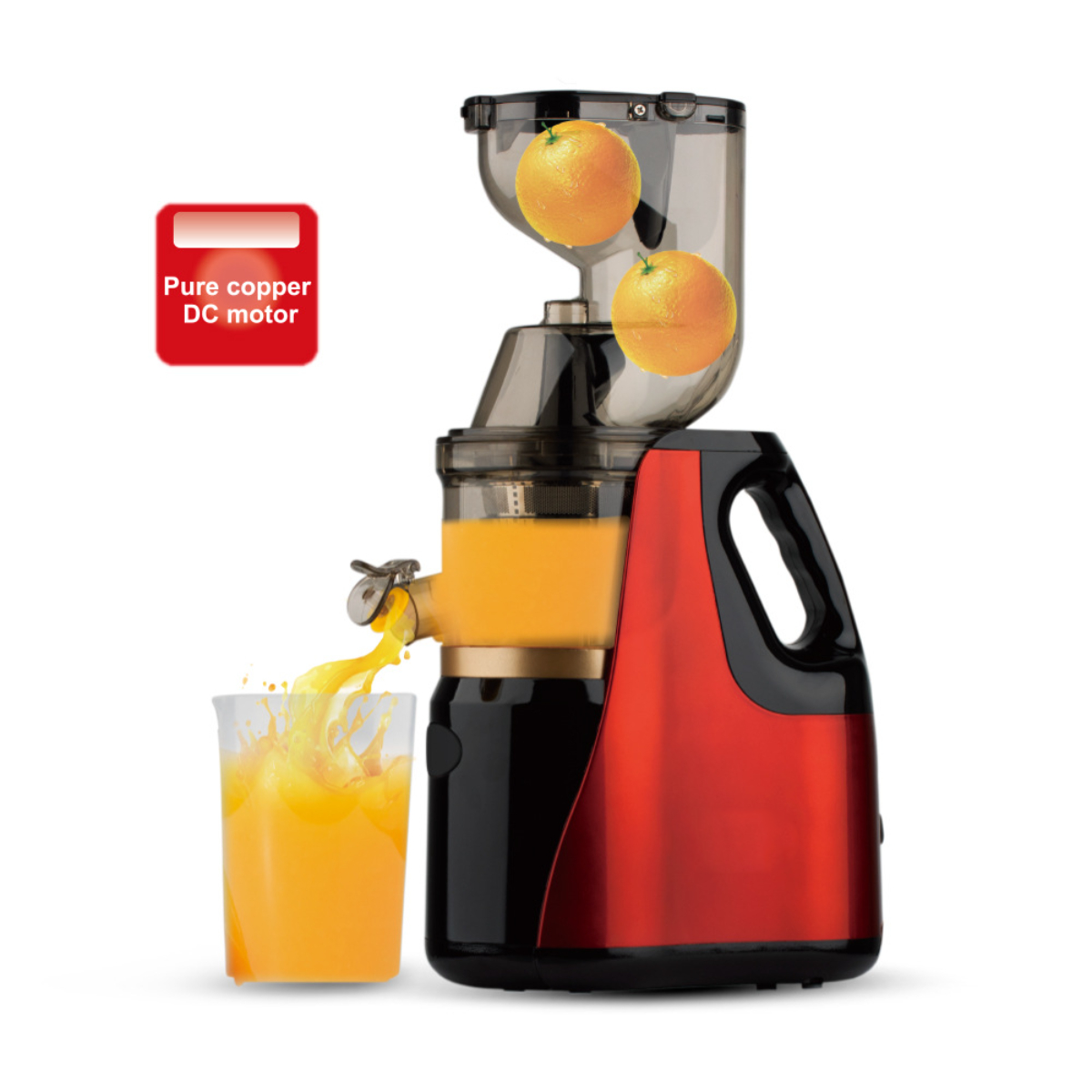 Exprimidor con jugo de naranja vertiéndose en un vaso y naranjas siendo exprimidas.