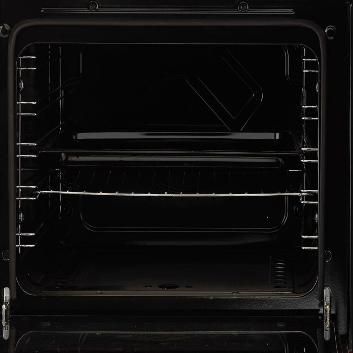 Interior de un horno negro con rejillas.