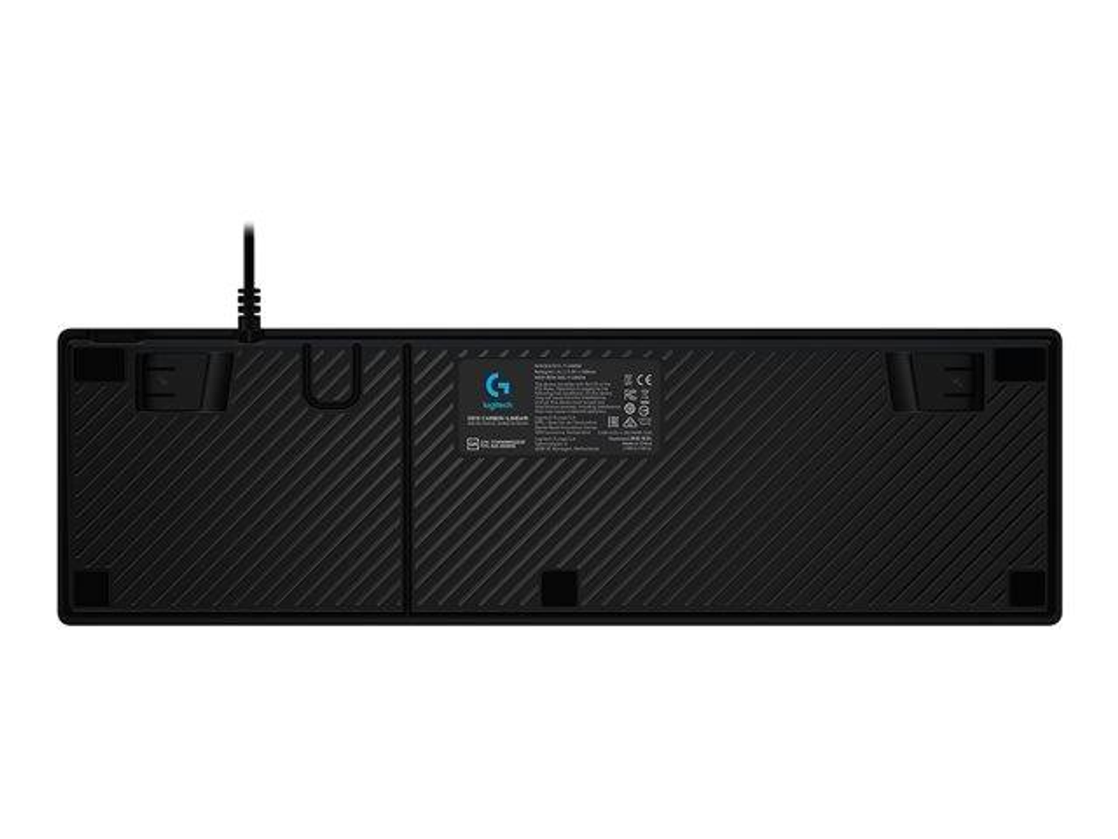 Vista inferior de un teclado negro con cable. Información de marca y modelo impresa.