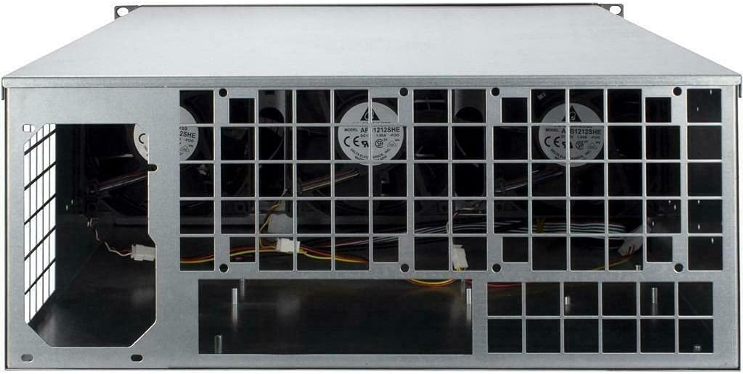 Tył obudowy serwera z wentylatorami, okablowaniem i kratkami wentylacyjnymi.