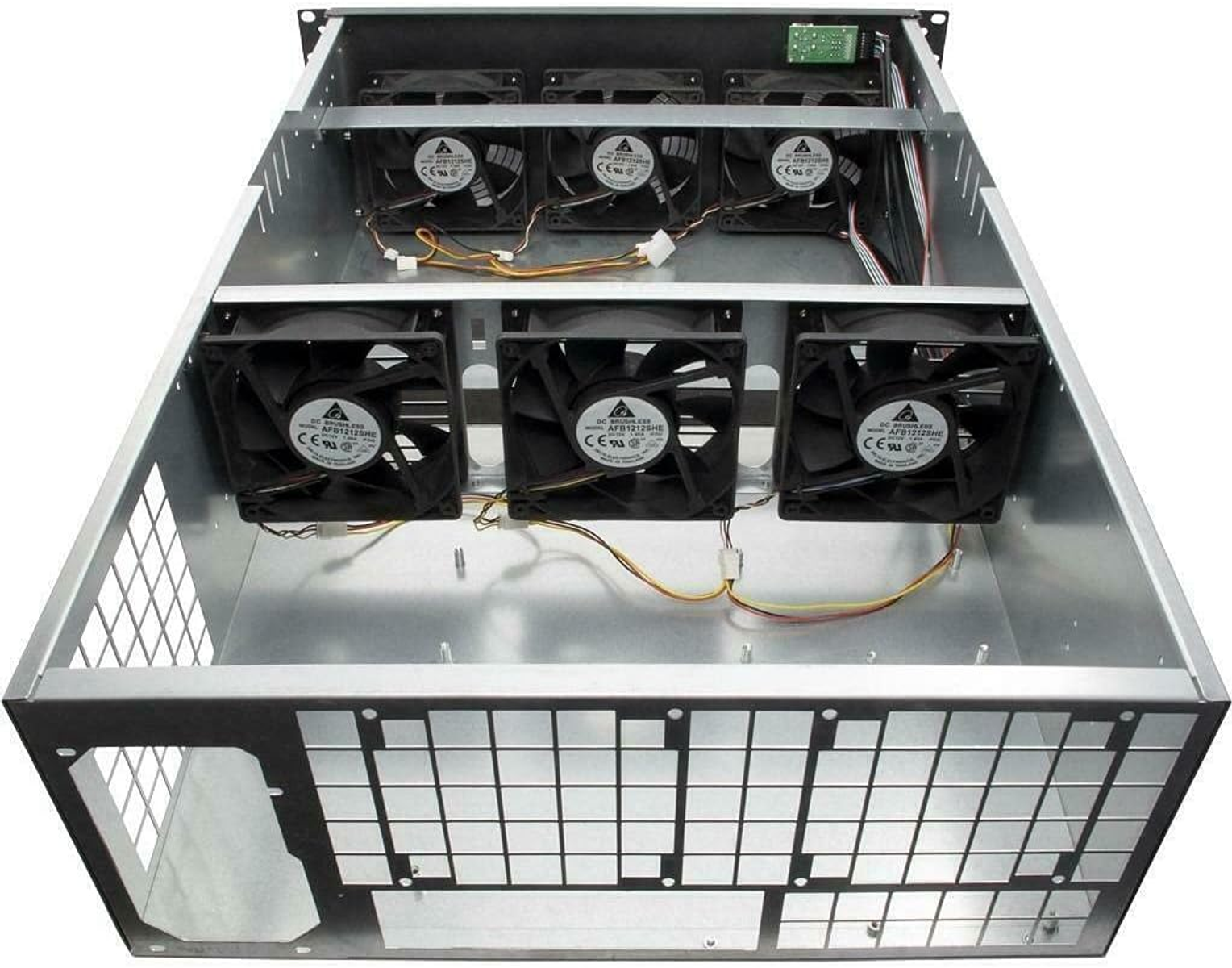 Obudowa komputera z sześcioma wentylatorami w środku. Jest metalowa i otwarta, pokazująca układ wentylatorów.