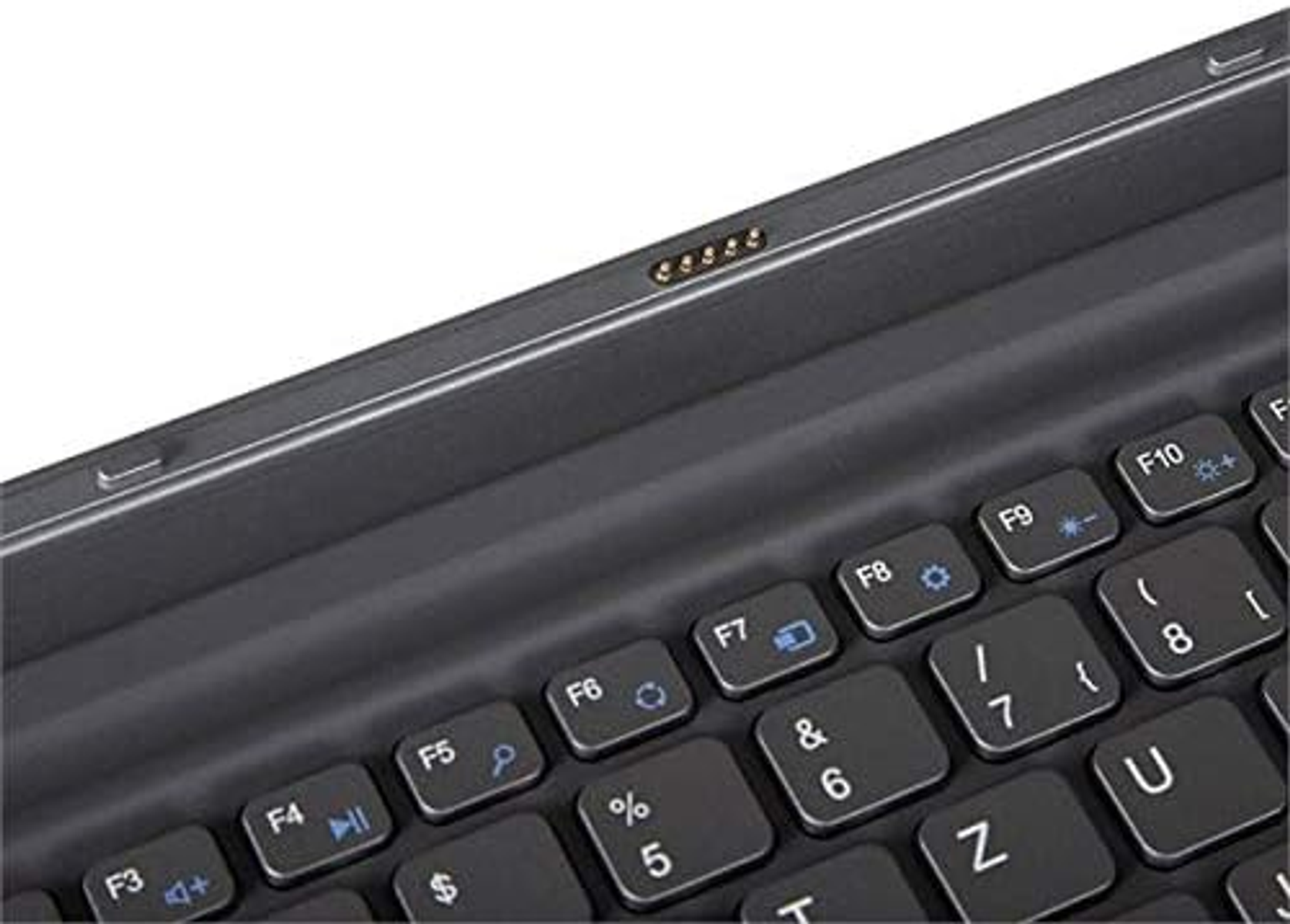 Nahaufnahme einer schwarzen Tastatur mit Funktionstasten und einer oberen Ladestation auf weißem Untergrund.