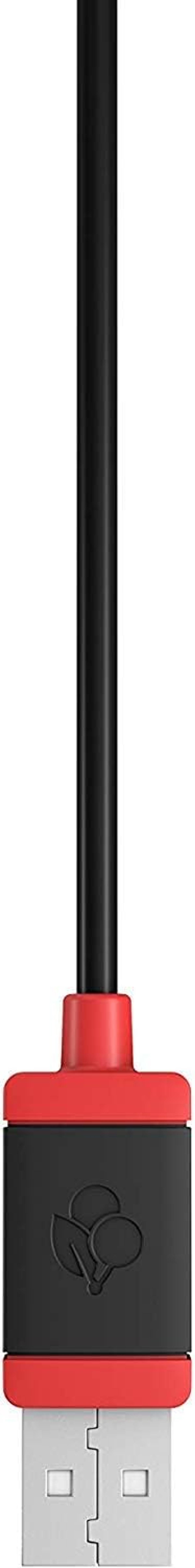 Zwarte USB-kabel met rode connectoren. USB-A naar USB-B. Geïsoleerd op witte achtergrond.