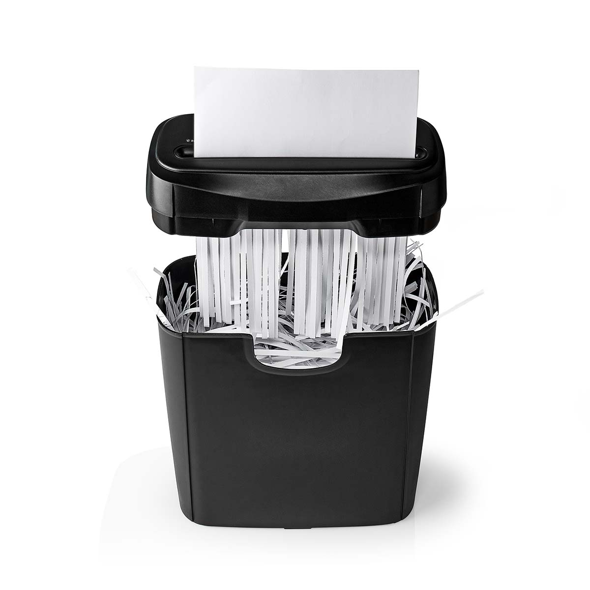 Déchiqueteuse de papier noire avec du papier blanc déchiqueté en fines bandes.