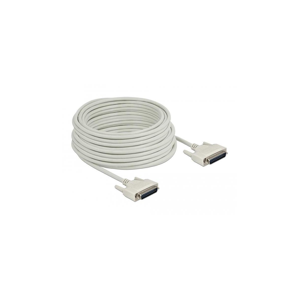 Cavo bianco arrotolato con due connettori. Isolato su sfondo bianco.