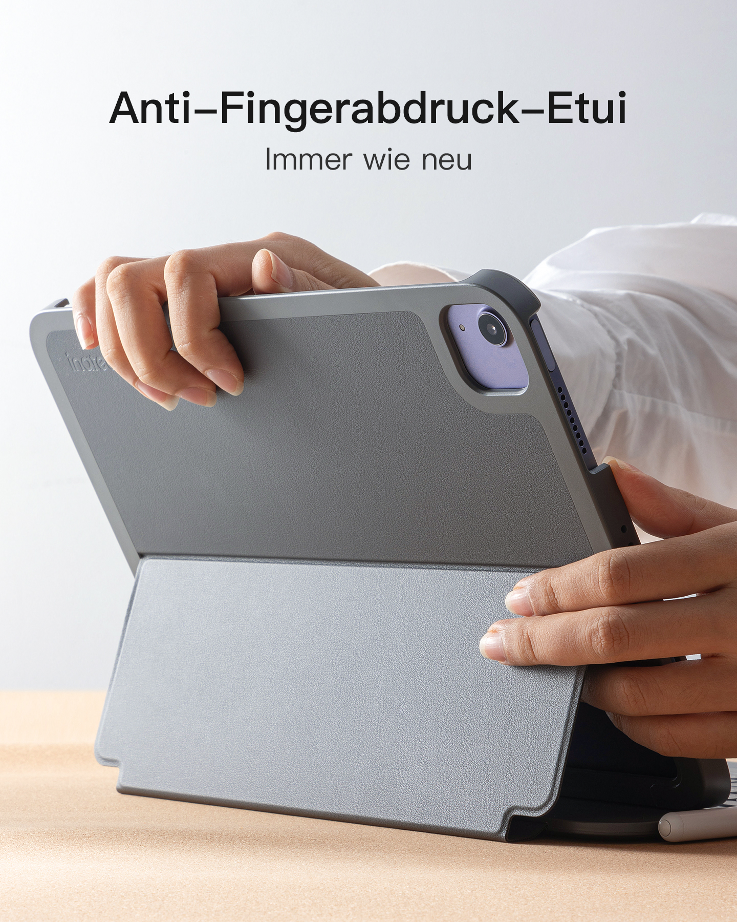 Hände halten ein graues Tablet in einem Etui. Text: "Anti-Fingerabdruck-Etui" und "Immer wie neu".