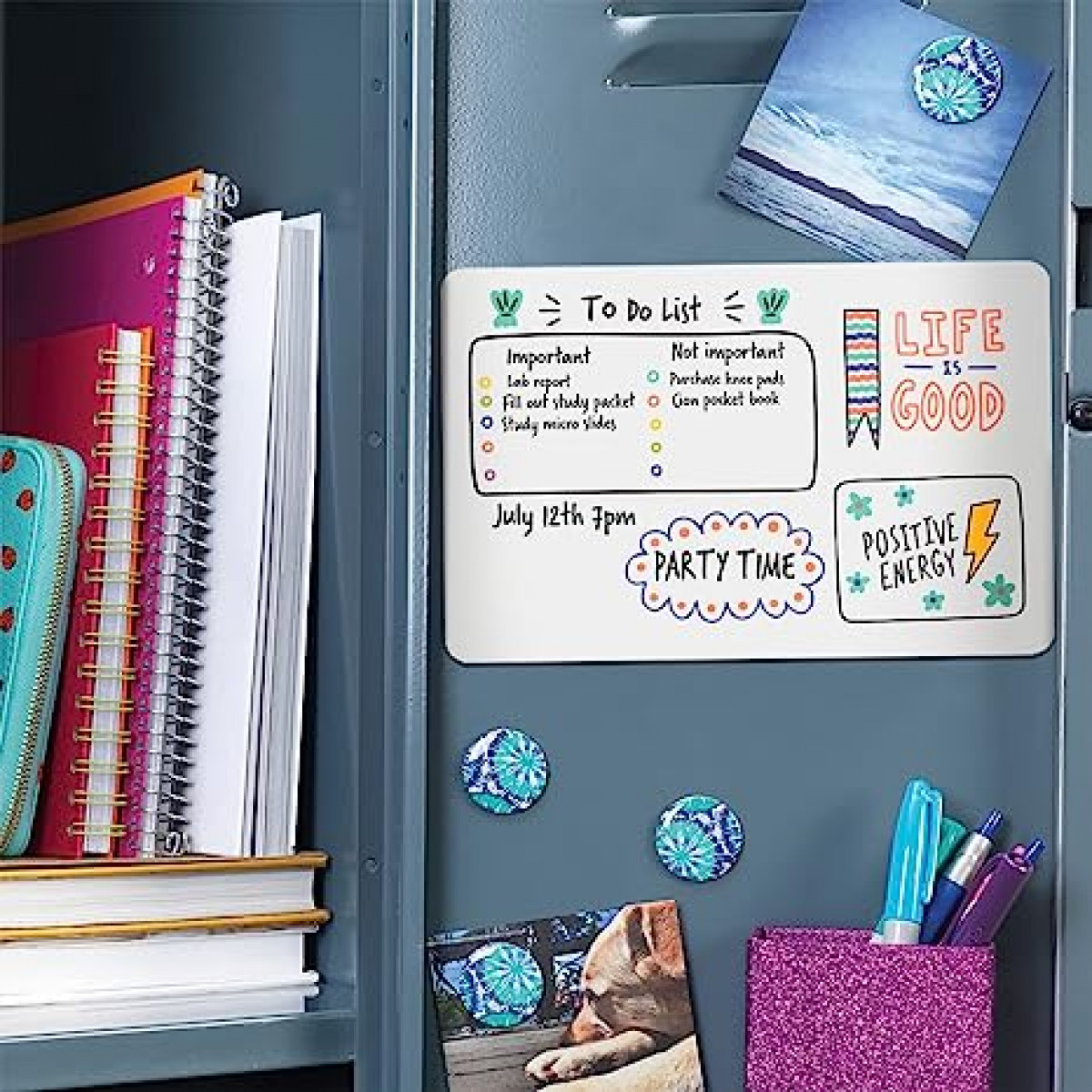 Drzwi do szafki z tablicą z listą zadań i magnesami o różnych wzorach.