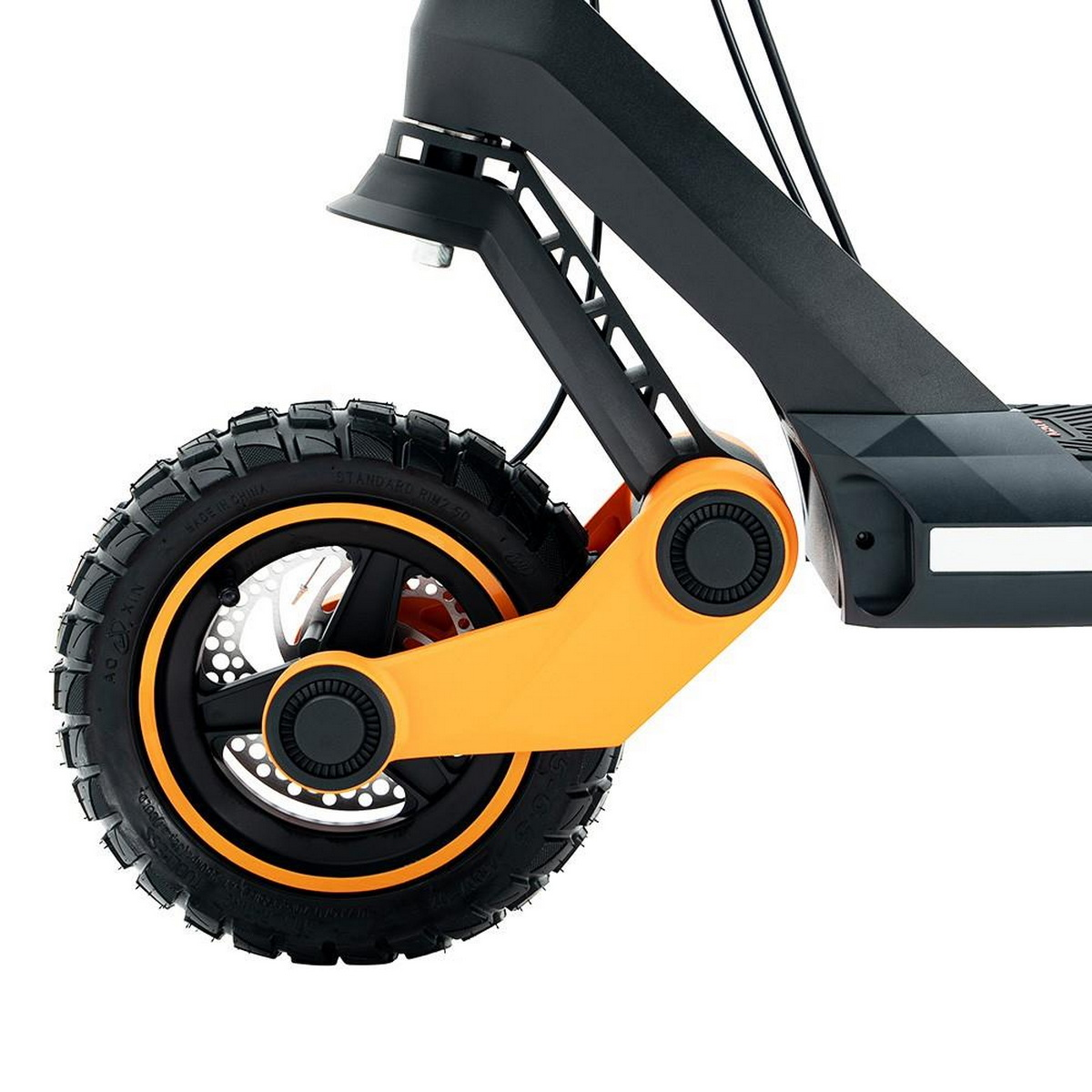 Ruota dello scooter elettrico con braccio di sospensione arancione. Pneumatico nero e disco freno.