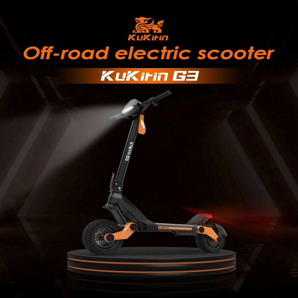 Scooter elettrico fuoristrada su un supporto. Accenti arancioni e faretto.