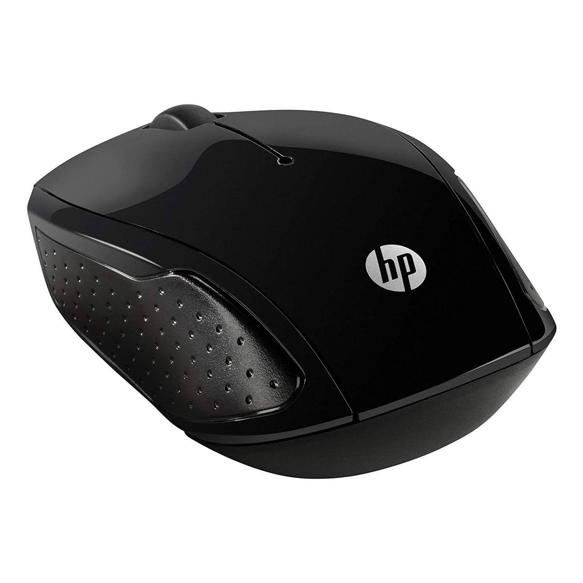 Un mouse nero con il logo HP. Ha un'impugnatura laterale strutturata e una rotella di scorrimento.
