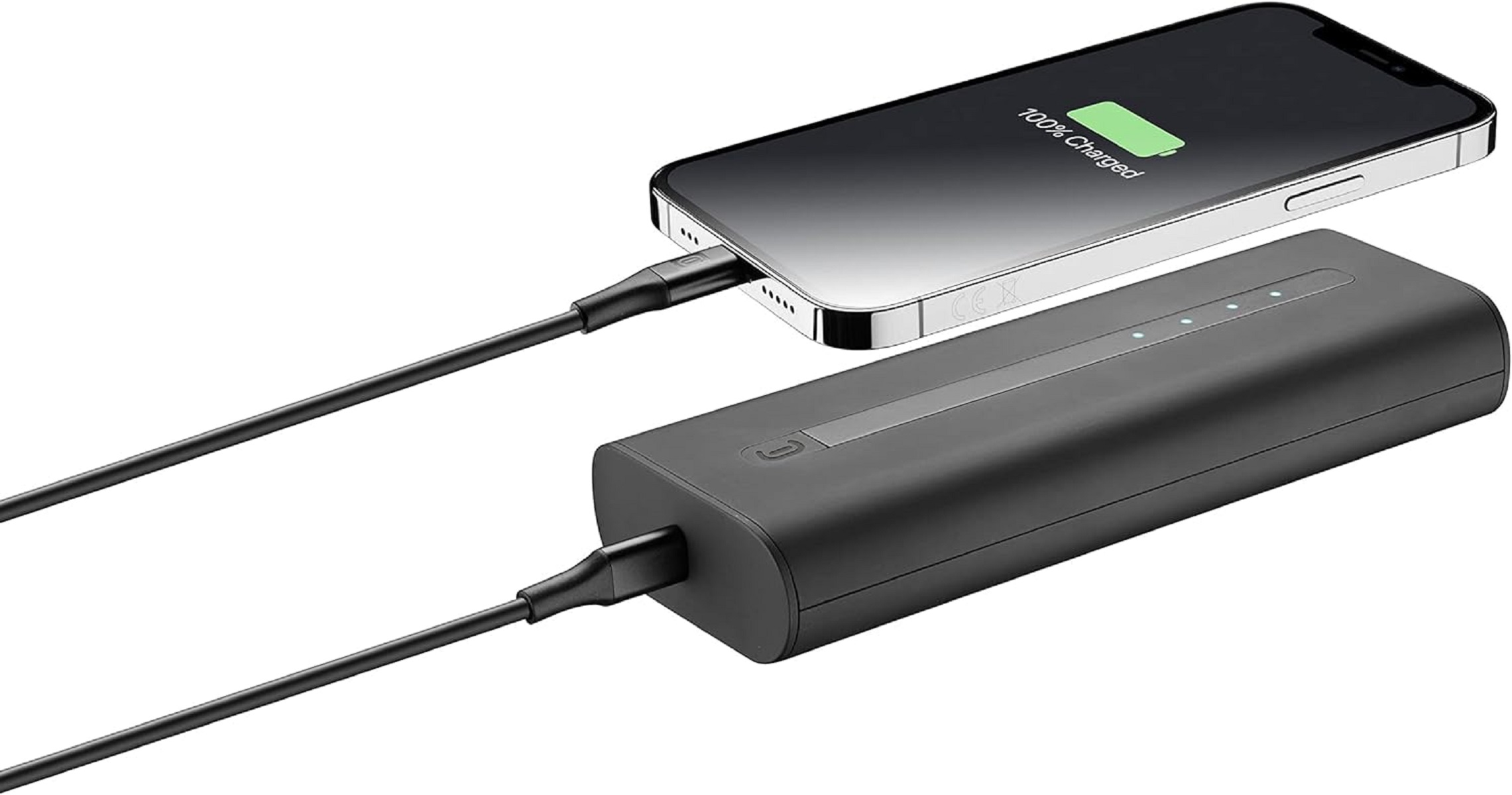 Eine schwarze Powerbank, die ein Telefon auflädt. Das Telefon zeigt 100% an.