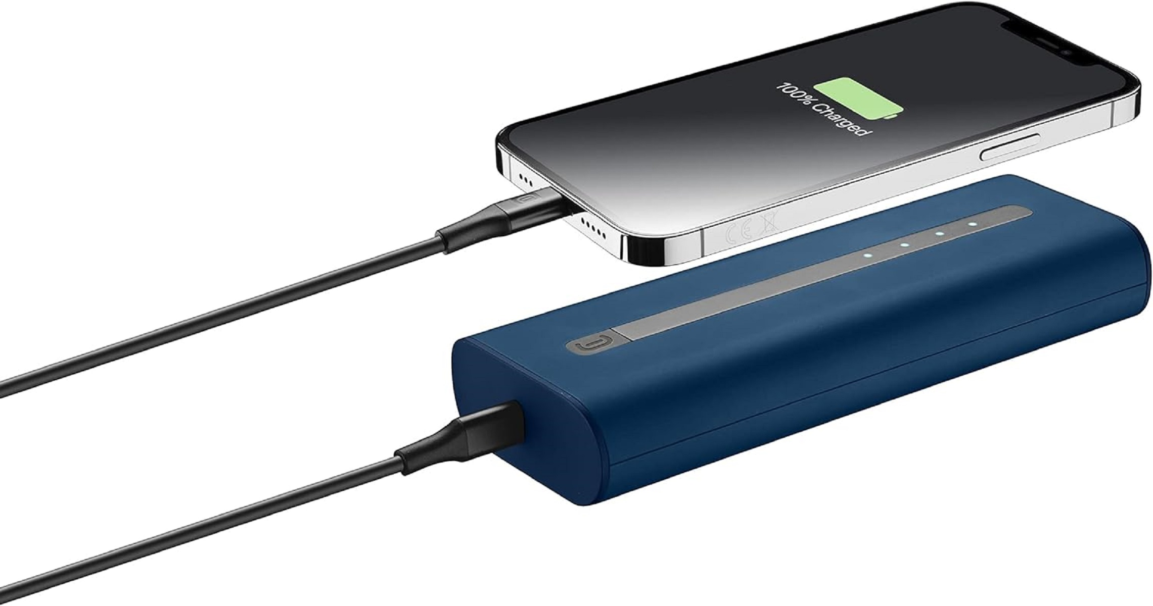 Ein Telefon wird über ein schwarzes Kabel von einer blauen Powerbank aufgeladen. 100 % geladen auf dem Bildschirm.