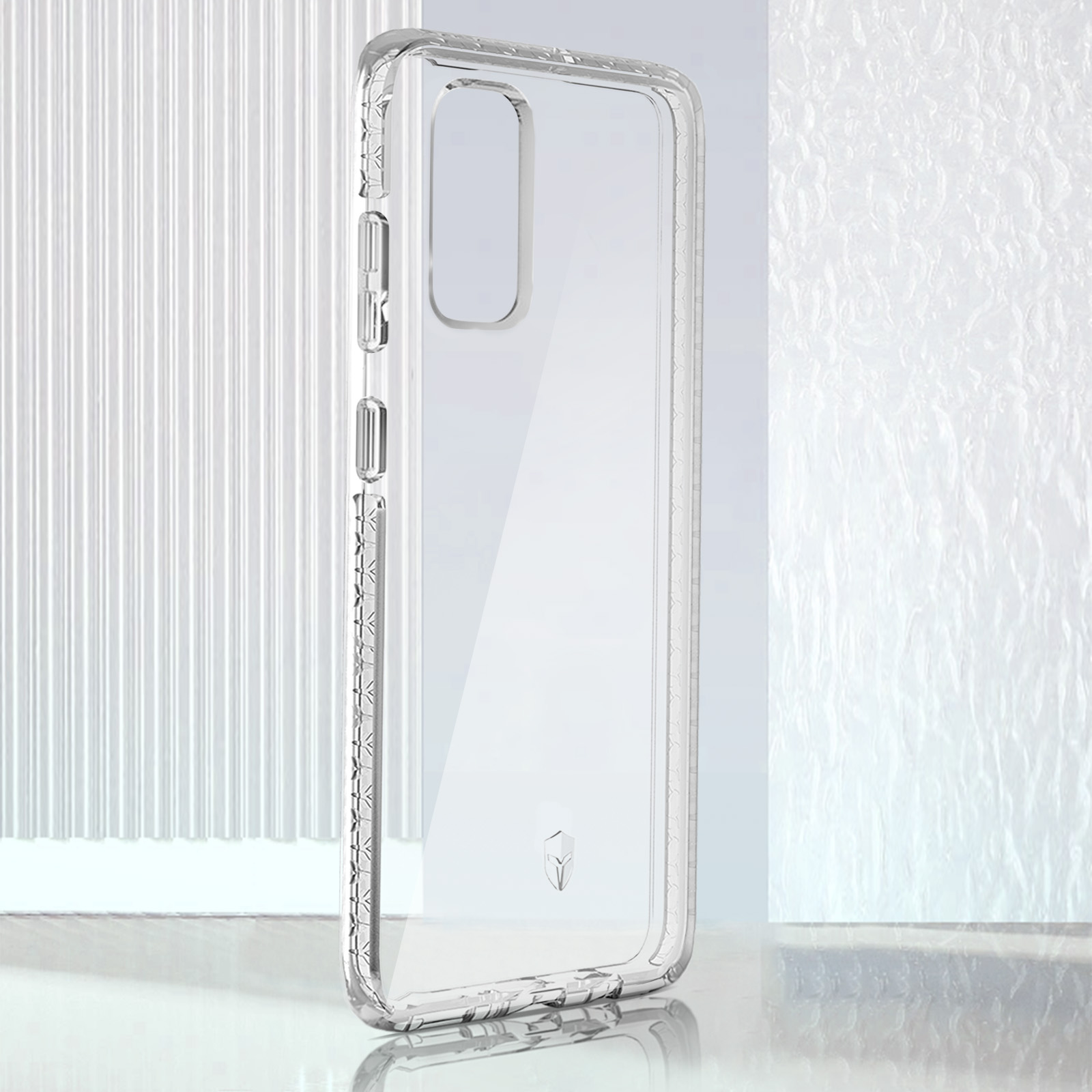 Een doorzichtige telefoonhoes. Witte achtergrond.