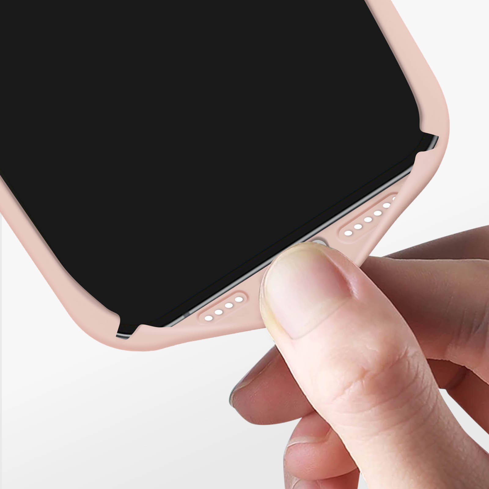 Una mano tiene in mano un telefono con una custodia rosa pallido. Lo schermo del telefono è nero, mostrando il display.