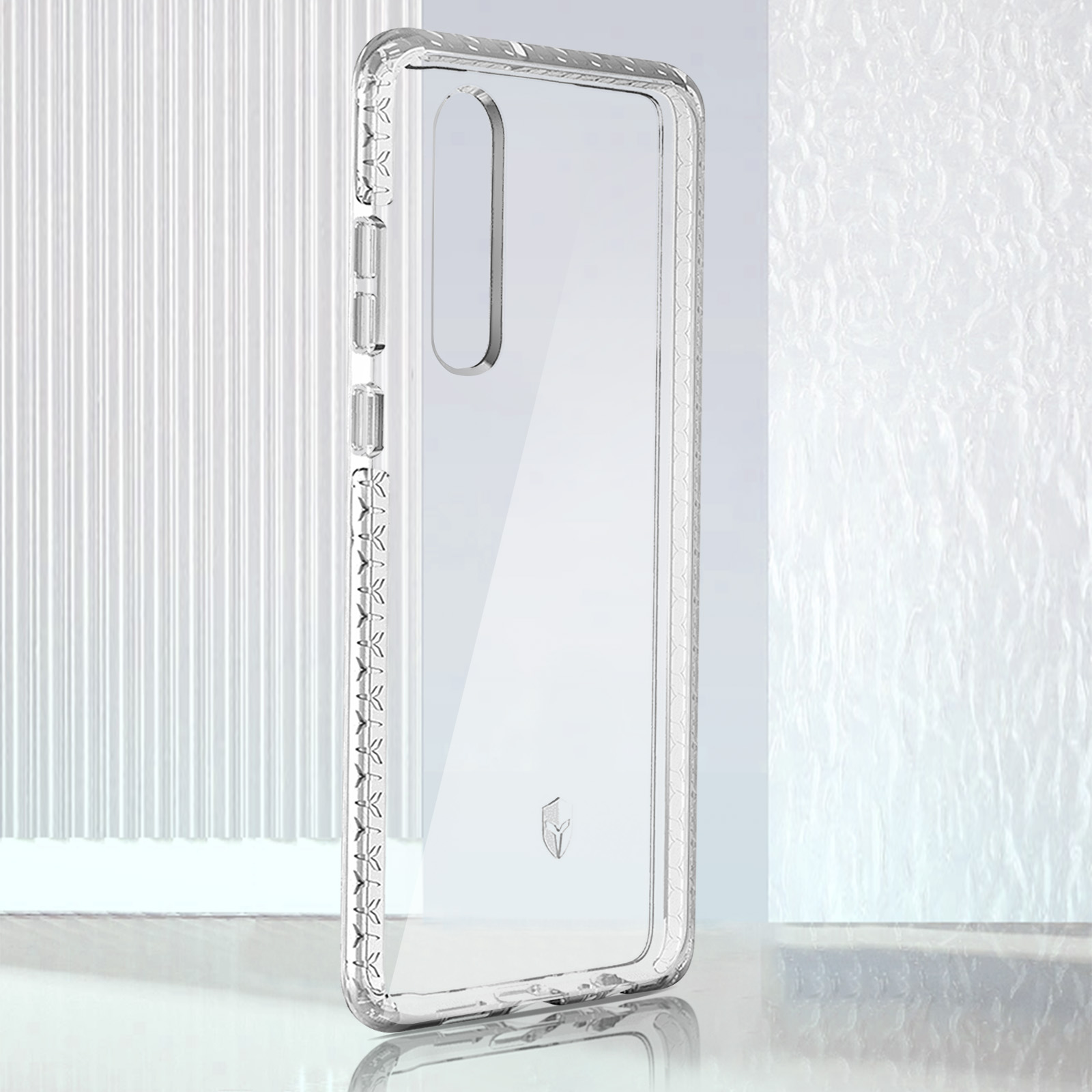 Een doorzichtige telefoonhoes met een bloemachtig patroon op een witte achtergrond met textuur.
