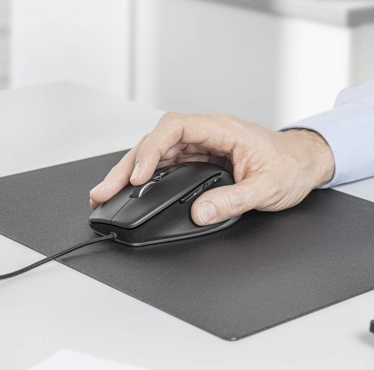 Ręka używa czarnej myszy na czarnej podkładce.