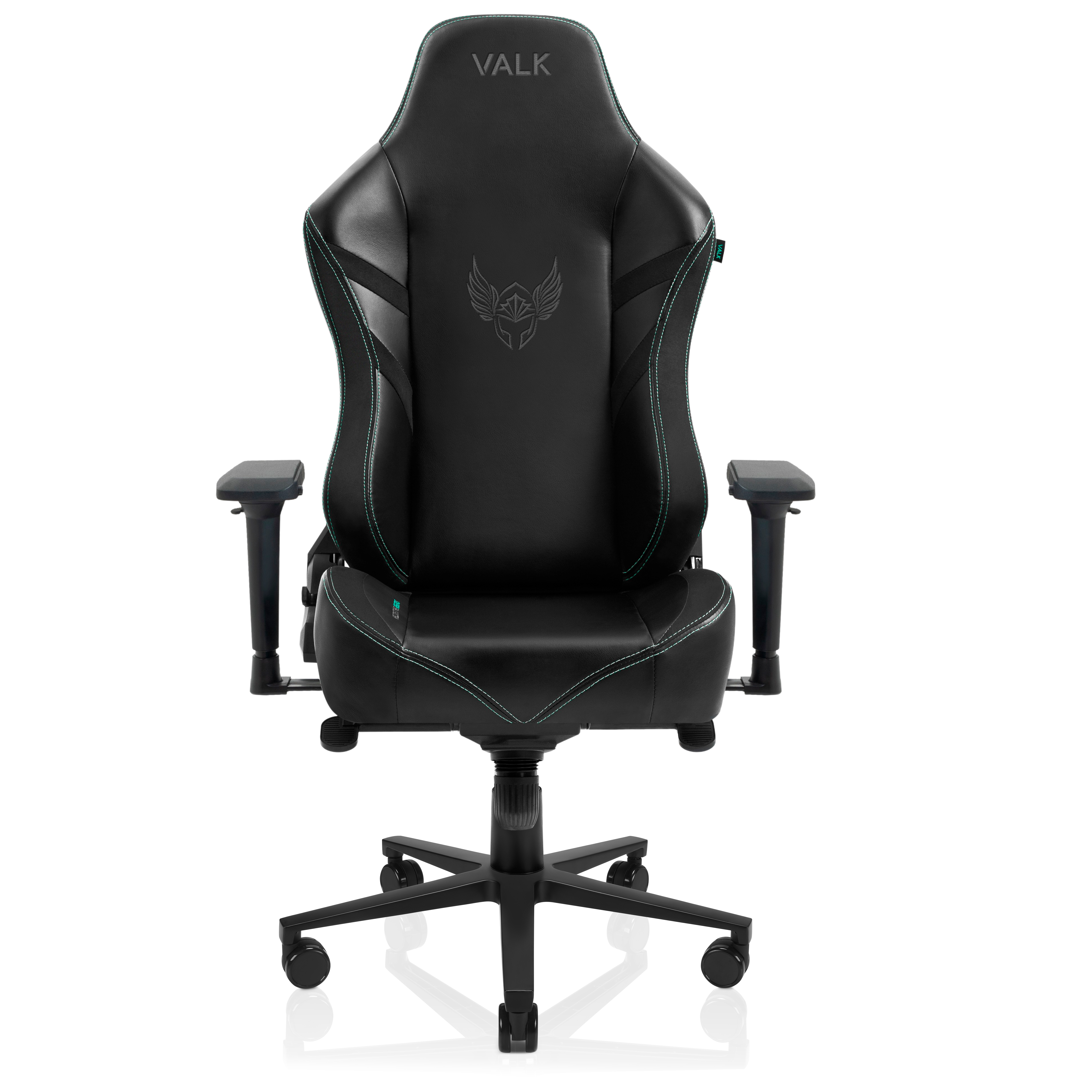 Silla gaming negra con costuras verdes. Tiene respaldo alto y reposabrazos. Fondo blanco.