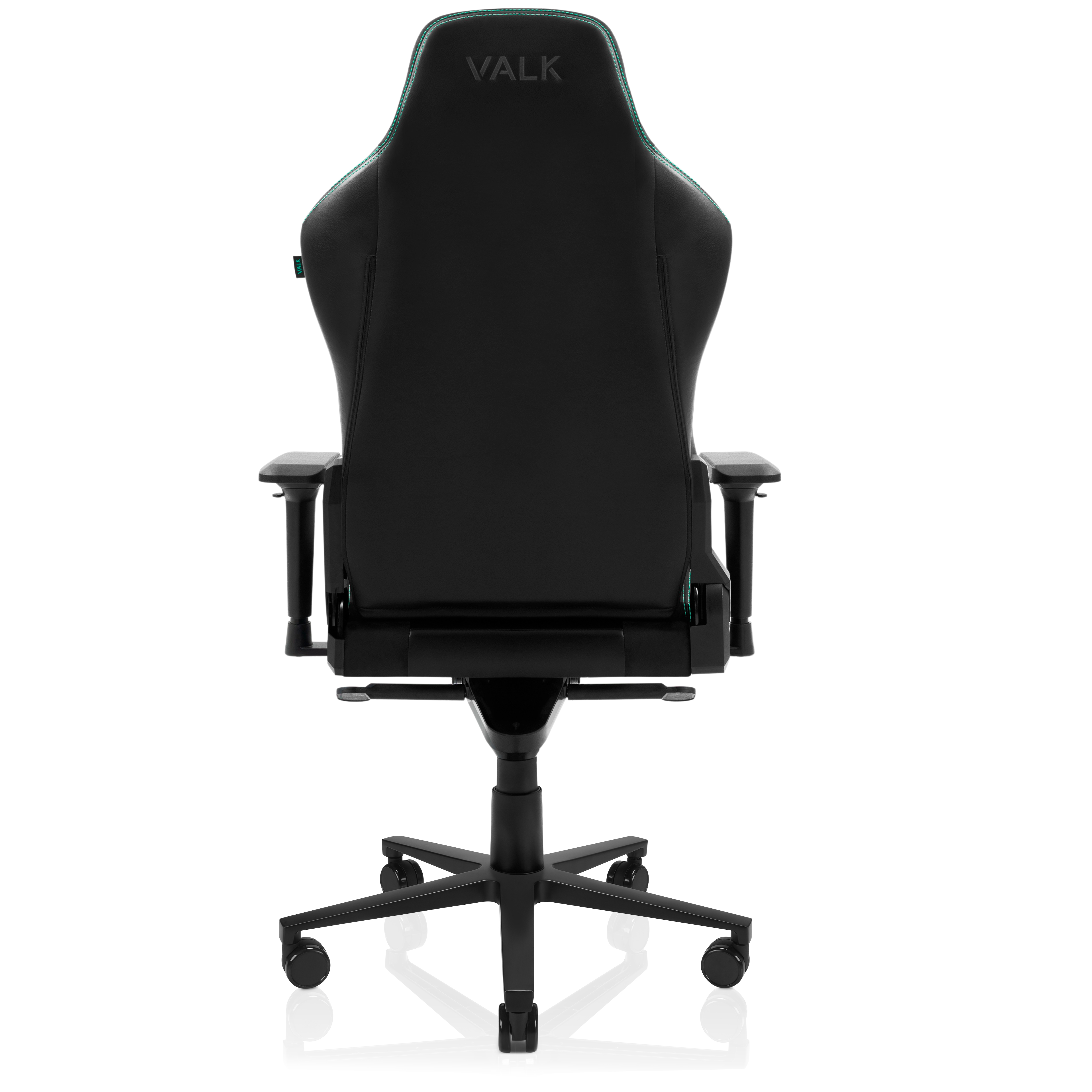 Silla gaming negra. El respaldo es negro, con costuras verdes. La silla tiene base negra con ruedas.