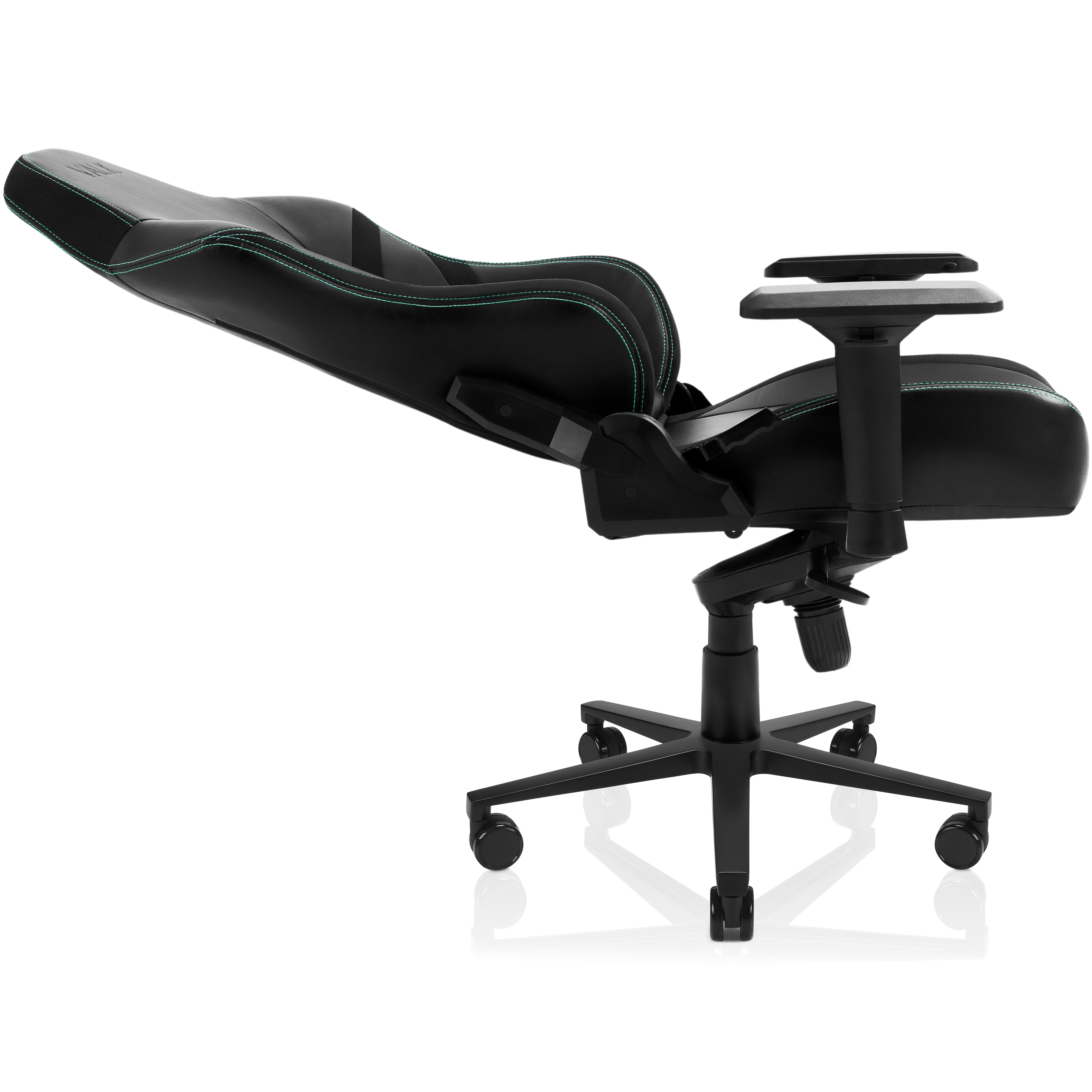 Silla gaming negra inclinada hacia atrás, con costuras verdes sobre fondo blanco.