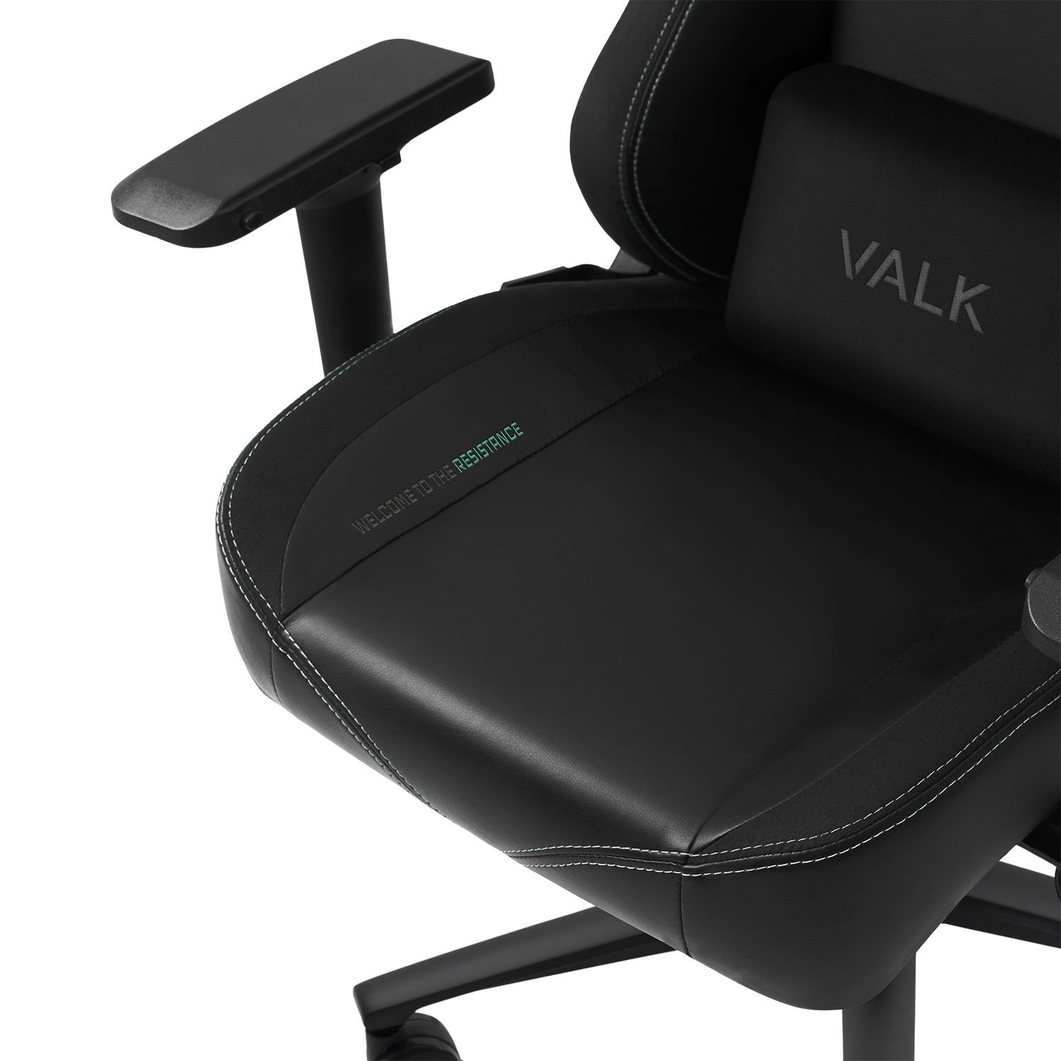 Primer plano de una silla de gaming negra. Costuras verdes. 'WELCOME TO THE RESISTANCE' y logo VALK.