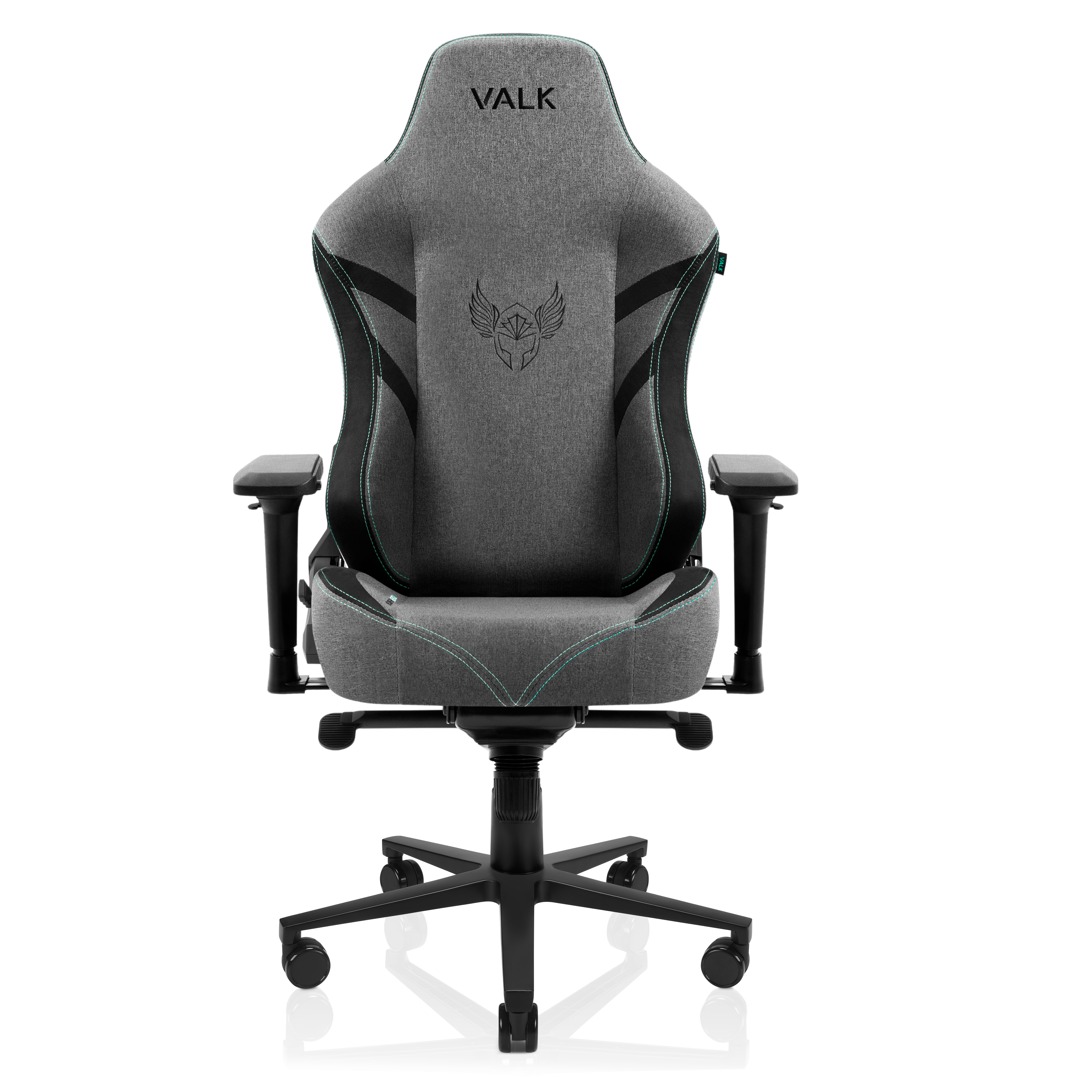 Silla gaming gris y negra con logo en el reposacabezas y fondo blanco.