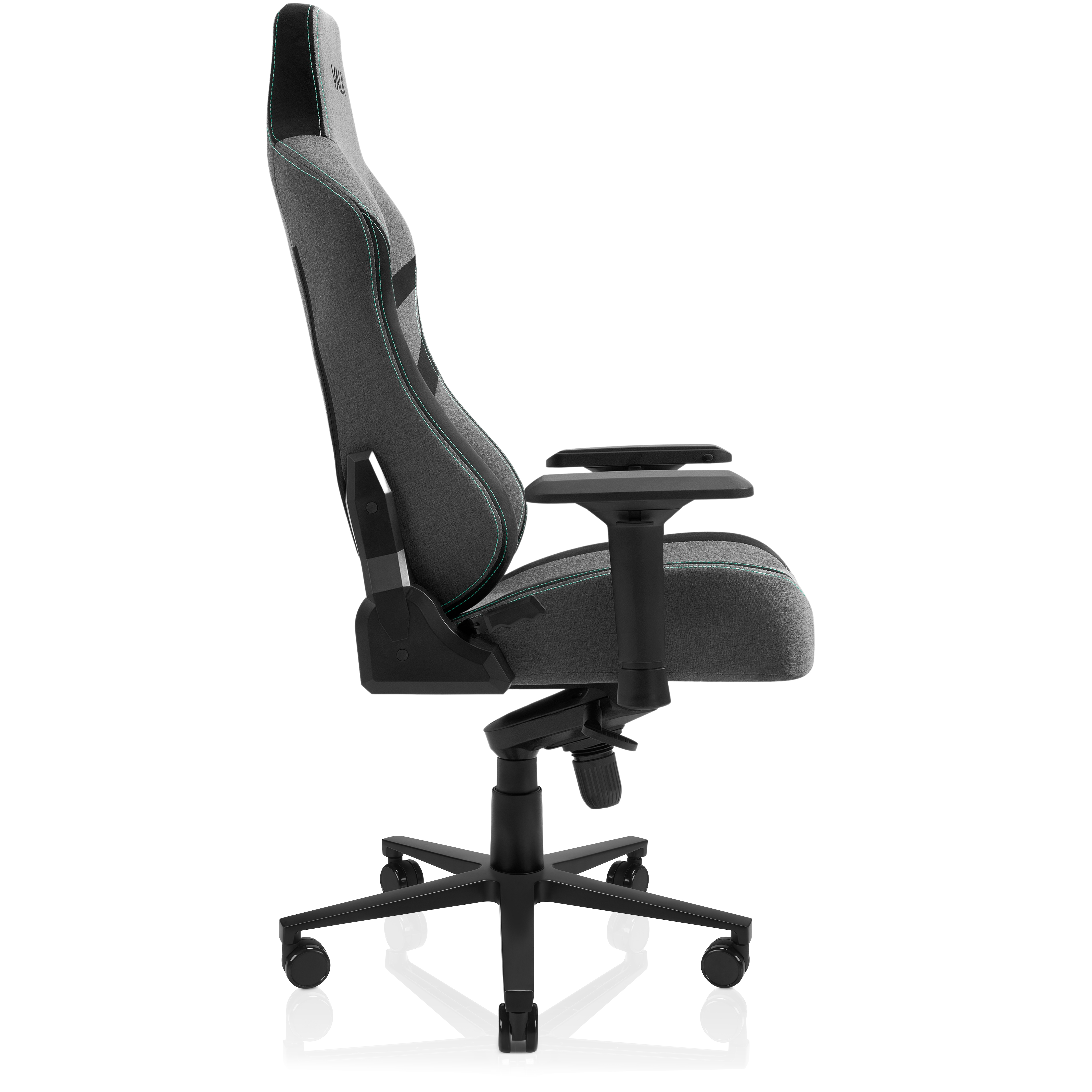 Una silla gaming gris con reposabrazos negros y base negra. La silla está sobre un fondo blanco.