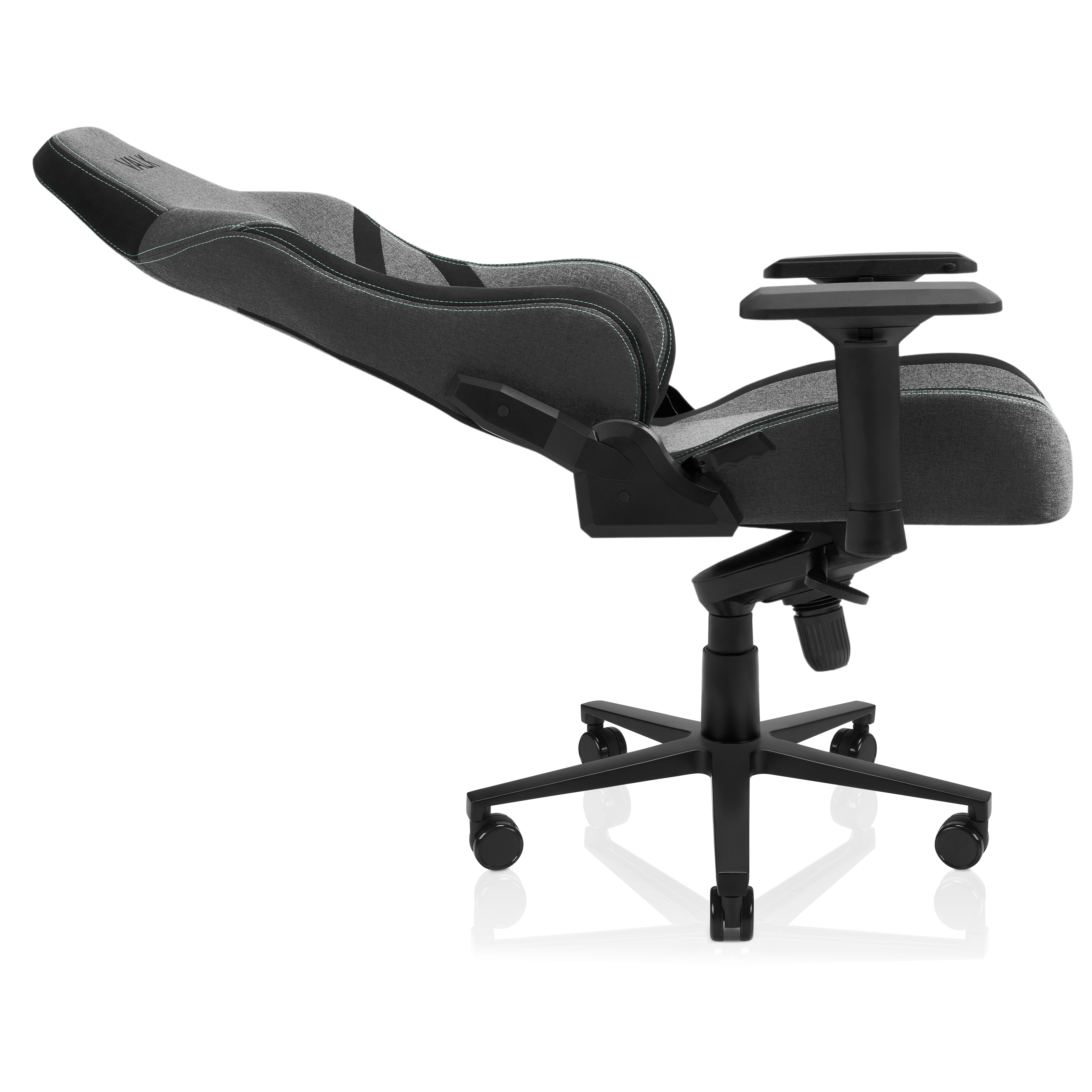 Silla gaming gris y negra, posición reclinada. Base negra con ruedas. Aislado sobre fondo blanco.