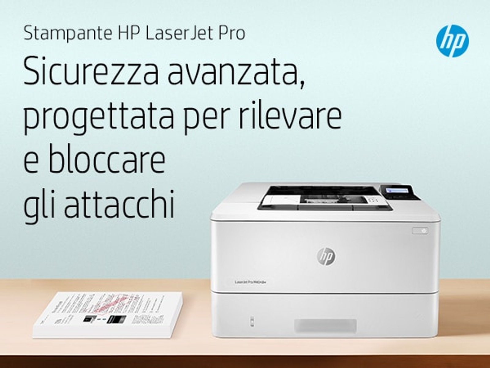 Una impresora HP sobre un escritorio. El texto del anuncio dice "Seguridad avanzada".