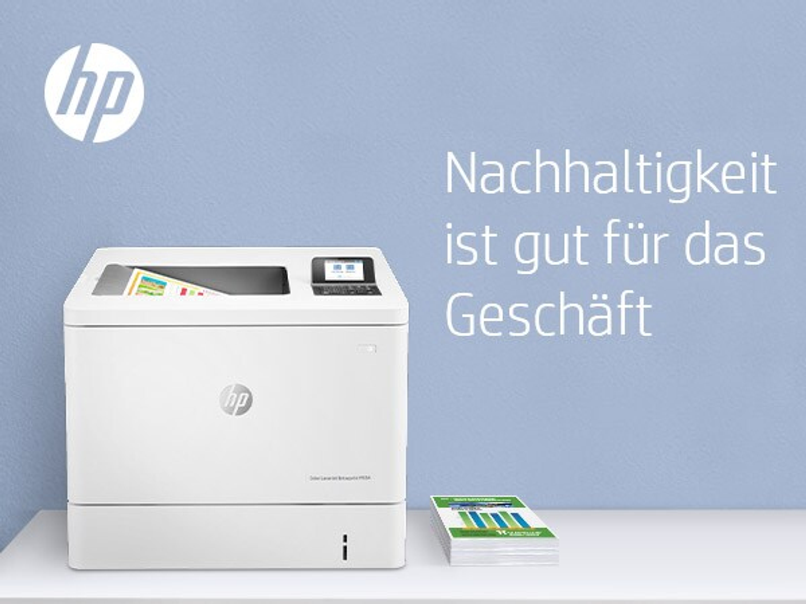 Une imprimante HP blanche est sur une surface avec un document imprimé. Un texte en allemand dit : « La durabilité est bonne pour les affaires ».